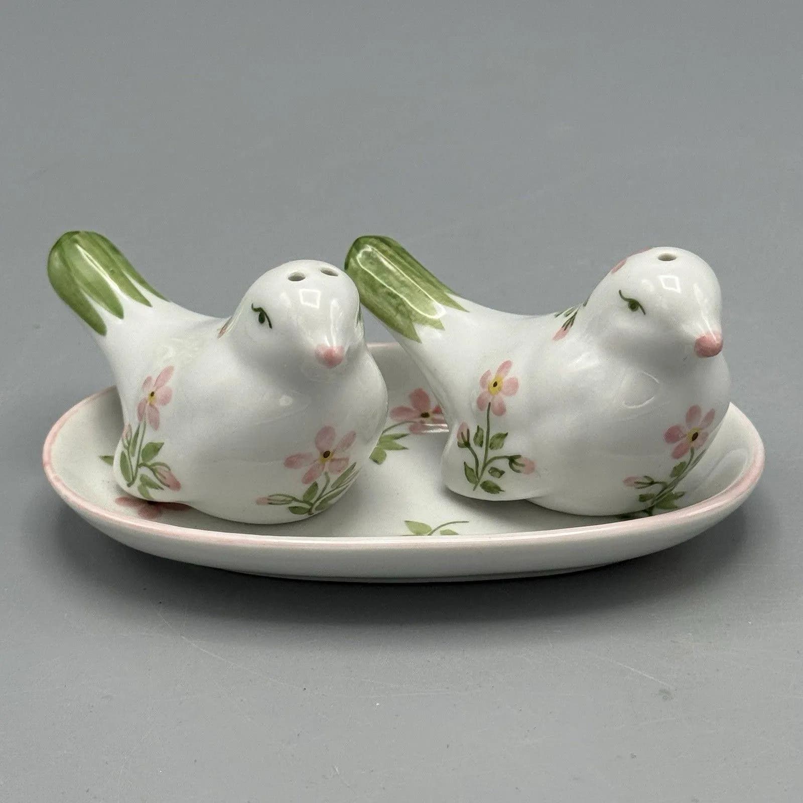 Vtg Unmarked Bird Salt and Pepper Shakers with Tray Pink Flowers Kitschy Ceramic