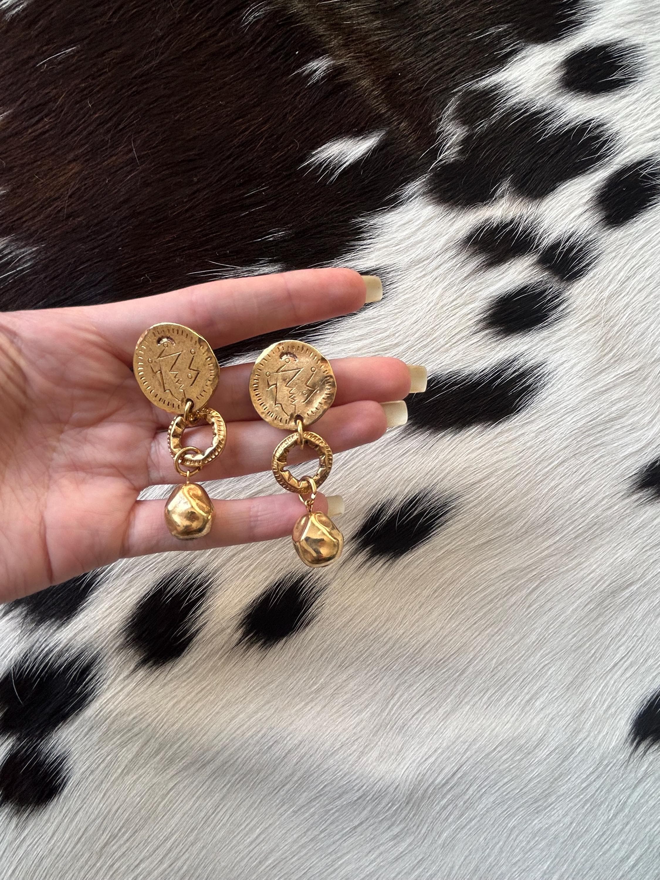 90s Goldtone Dangle Earrings: Designer Engraved Coin - image 4