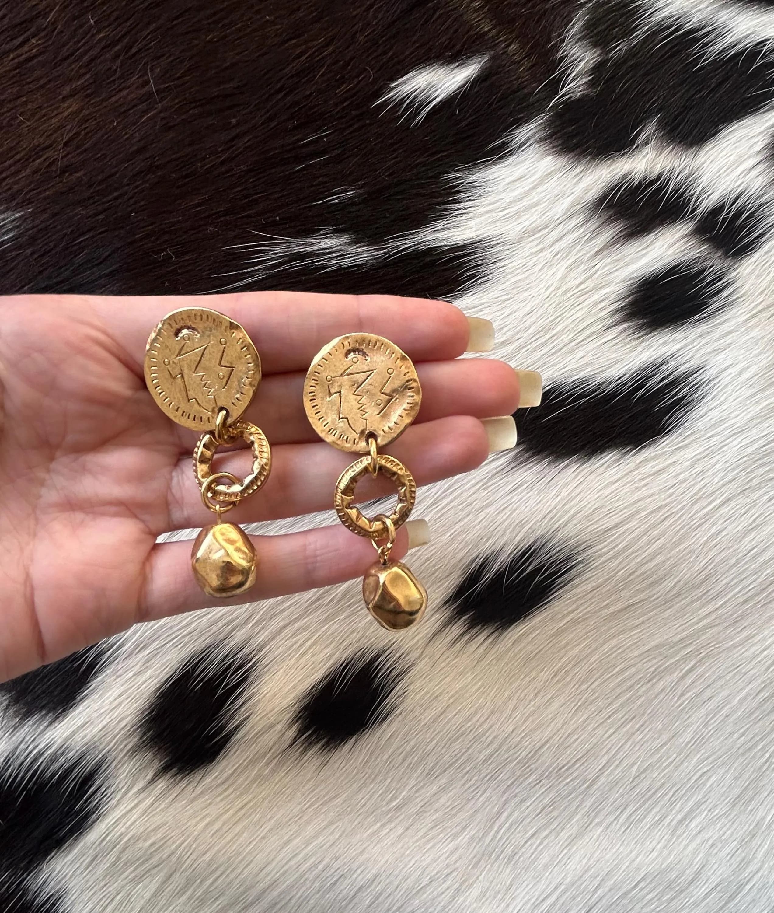 90s Goldtone Dangle Earrings: Designer Engraved Coin - image 3