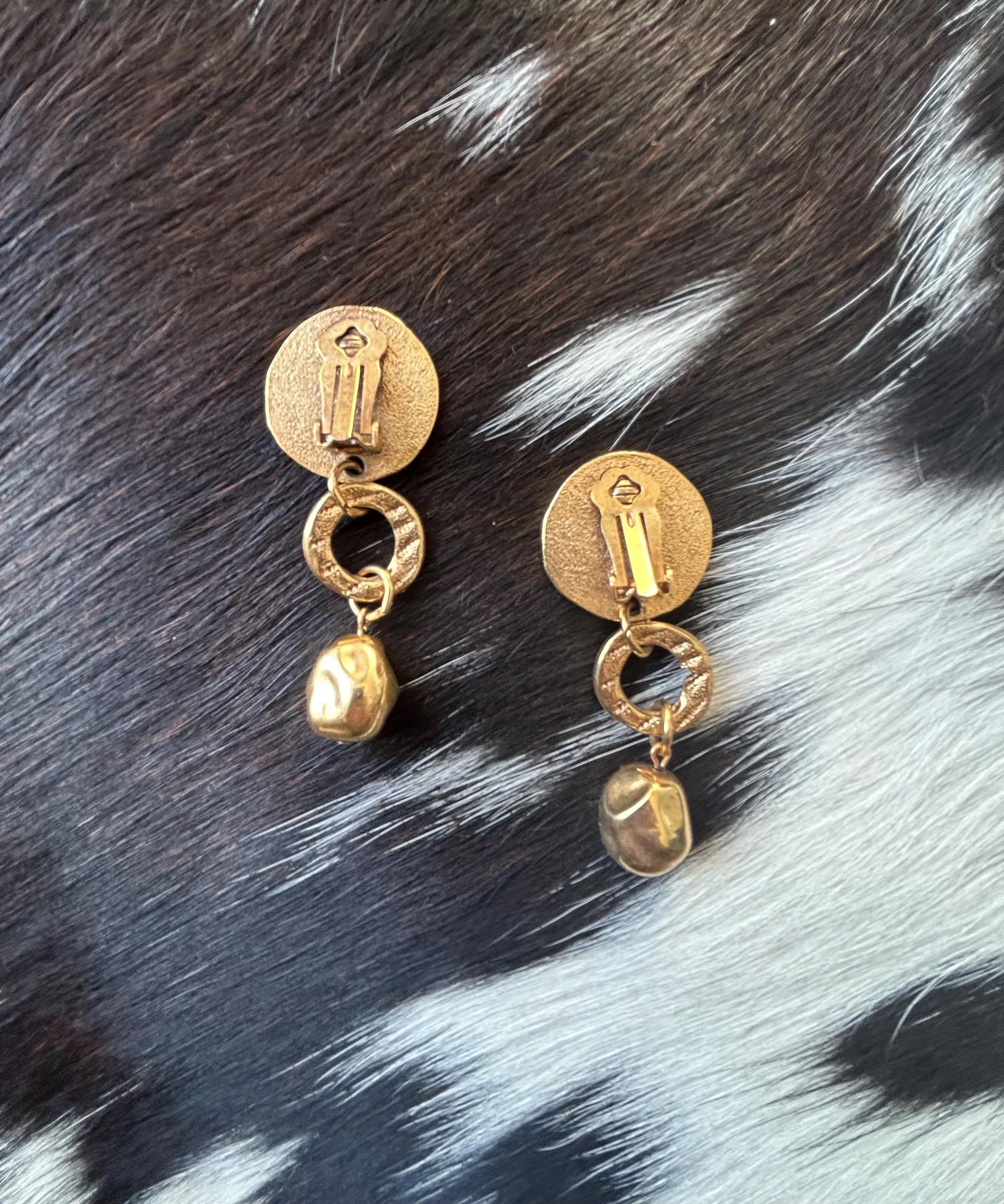 90s Goldtone Dangle Earrings: Designer Engraved Coin - image 5