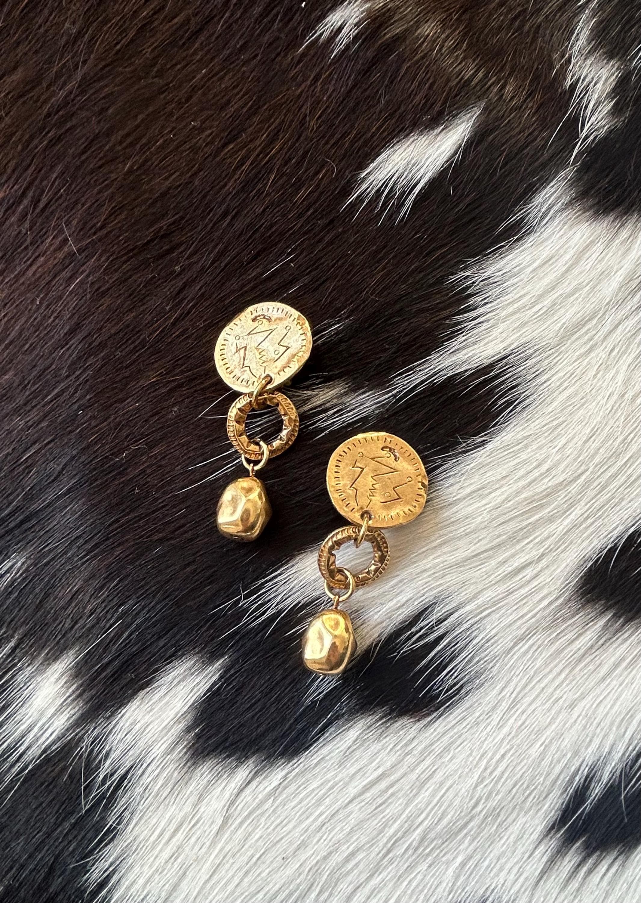 90s Goldtone Dangle Earrings: Designer Engraved Coin - image 2