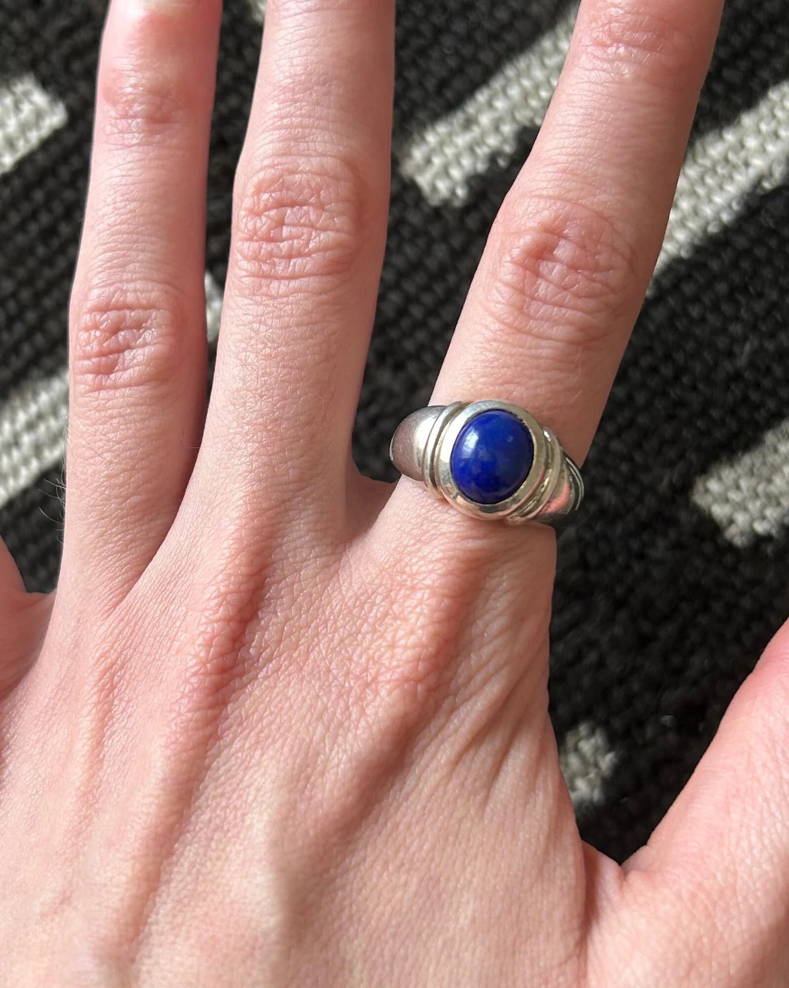 Vintage Sterling silver Lapis ring classic design cabochon blue round oval stone