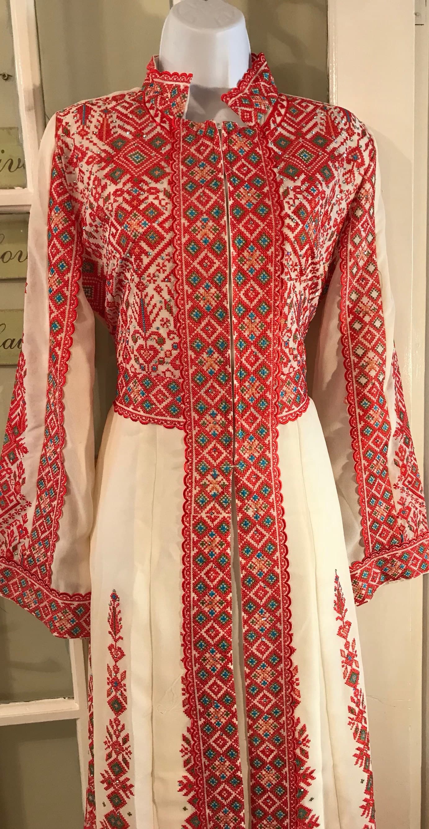2 Piece white Dress/ Abaya/ Kaftan/ Thobe and matching belt with beautiful colourful and Red embroidery - image 4