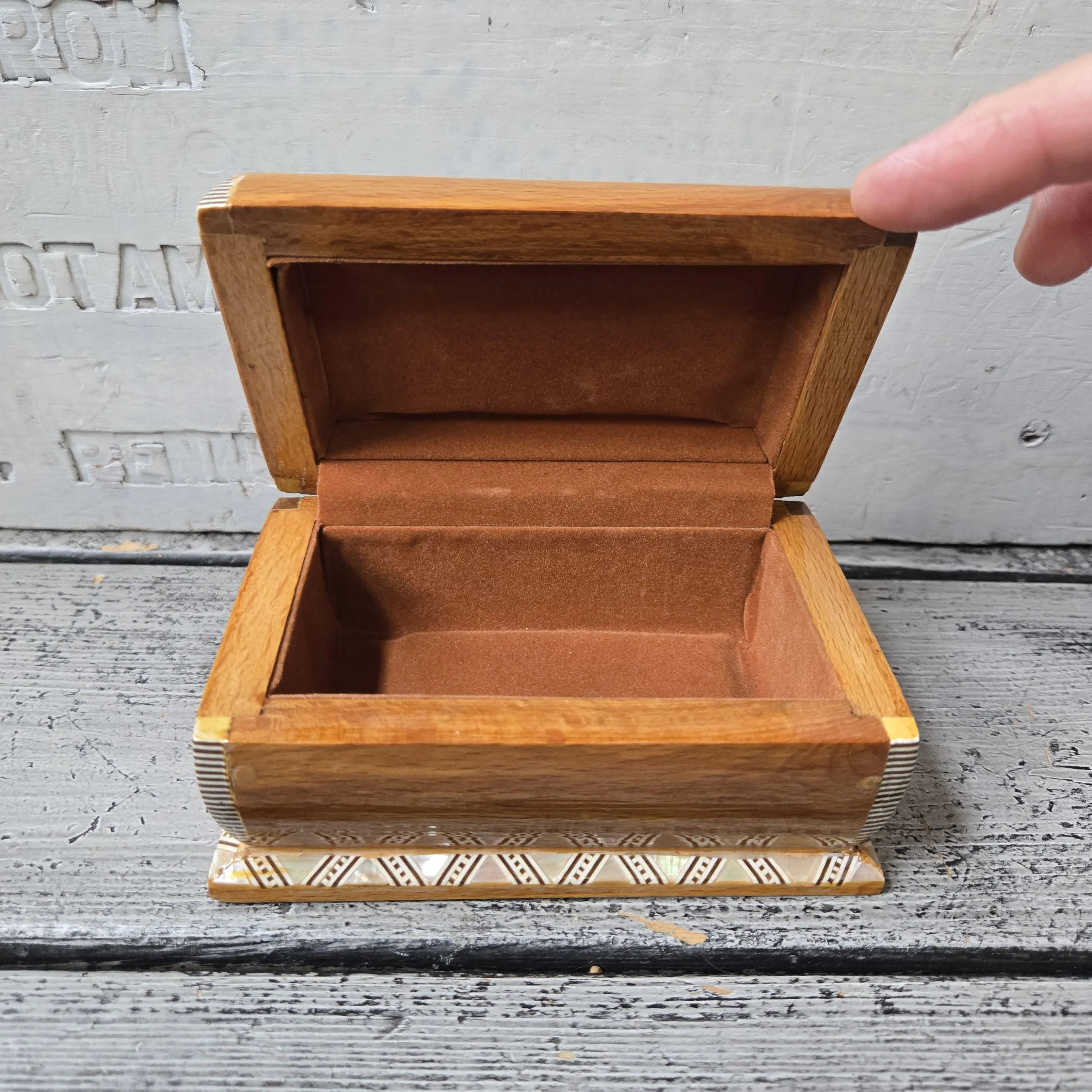 Vintage inlaid mother of pearl mosaic trinket box, vintage wood and mosaic box, vintage mother of pearl, wood and pearl trinket box vintage - image 4
