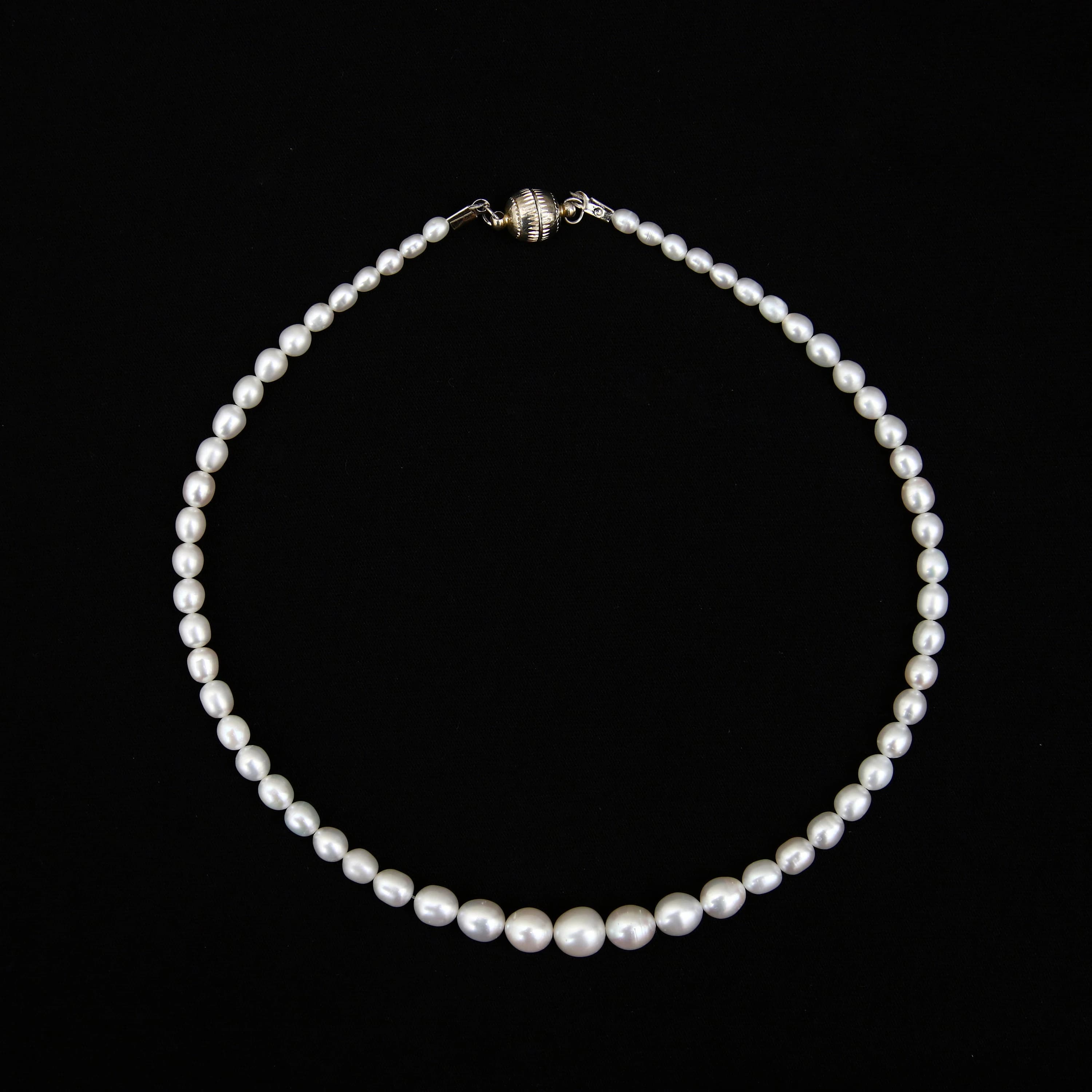 GRADUATED PEARL NECKLACE / Handmade - image 2