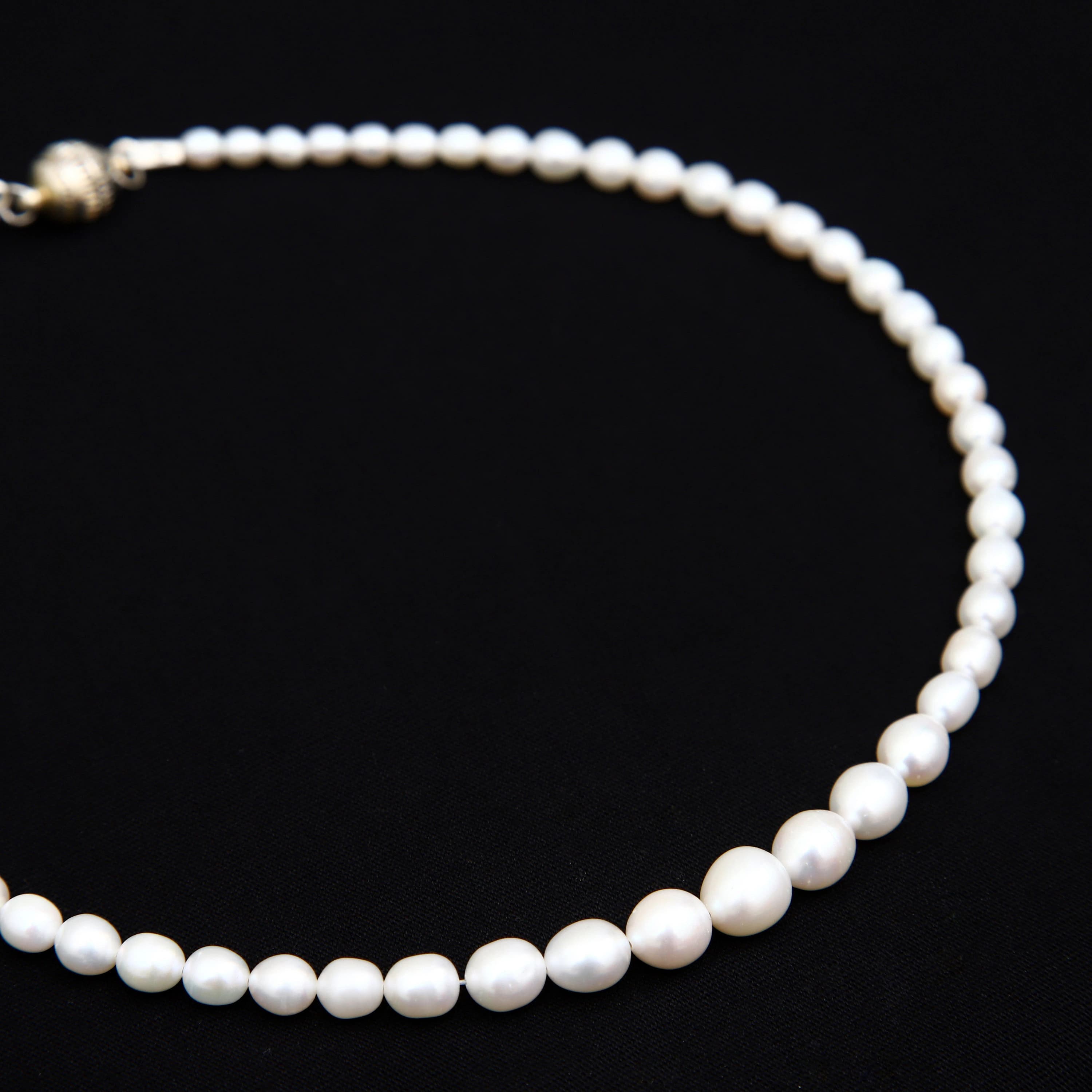 GRADUATED PEARL NECKLACE / Handmade