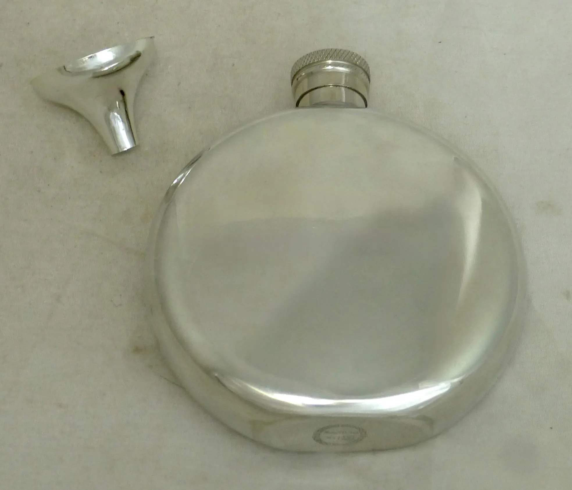 Celtic Pewter Golf Hip Flask with Funnel 4.25in H in Gift Box – Golfer Taking a Shot on Scrimshaw Style Roundel - BNIB condition - Golf gift - image 5