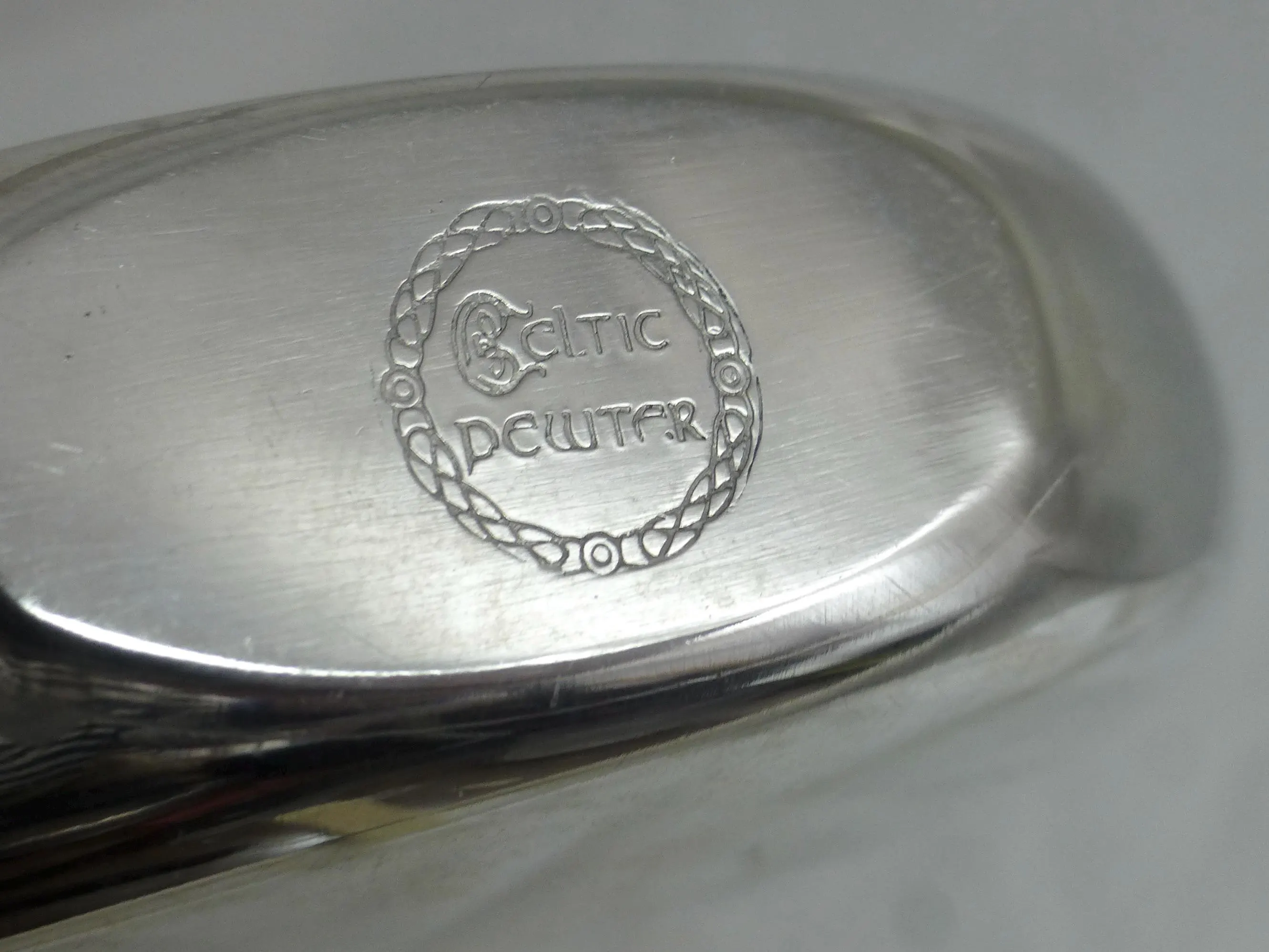 Celtic Pewter Golf Hip Flask with Funnel 4.25in H in Gift Box – Golfer Taking a Shot on Scrimshaw Style Roundel - BNIB condition - Golf gift - image 3