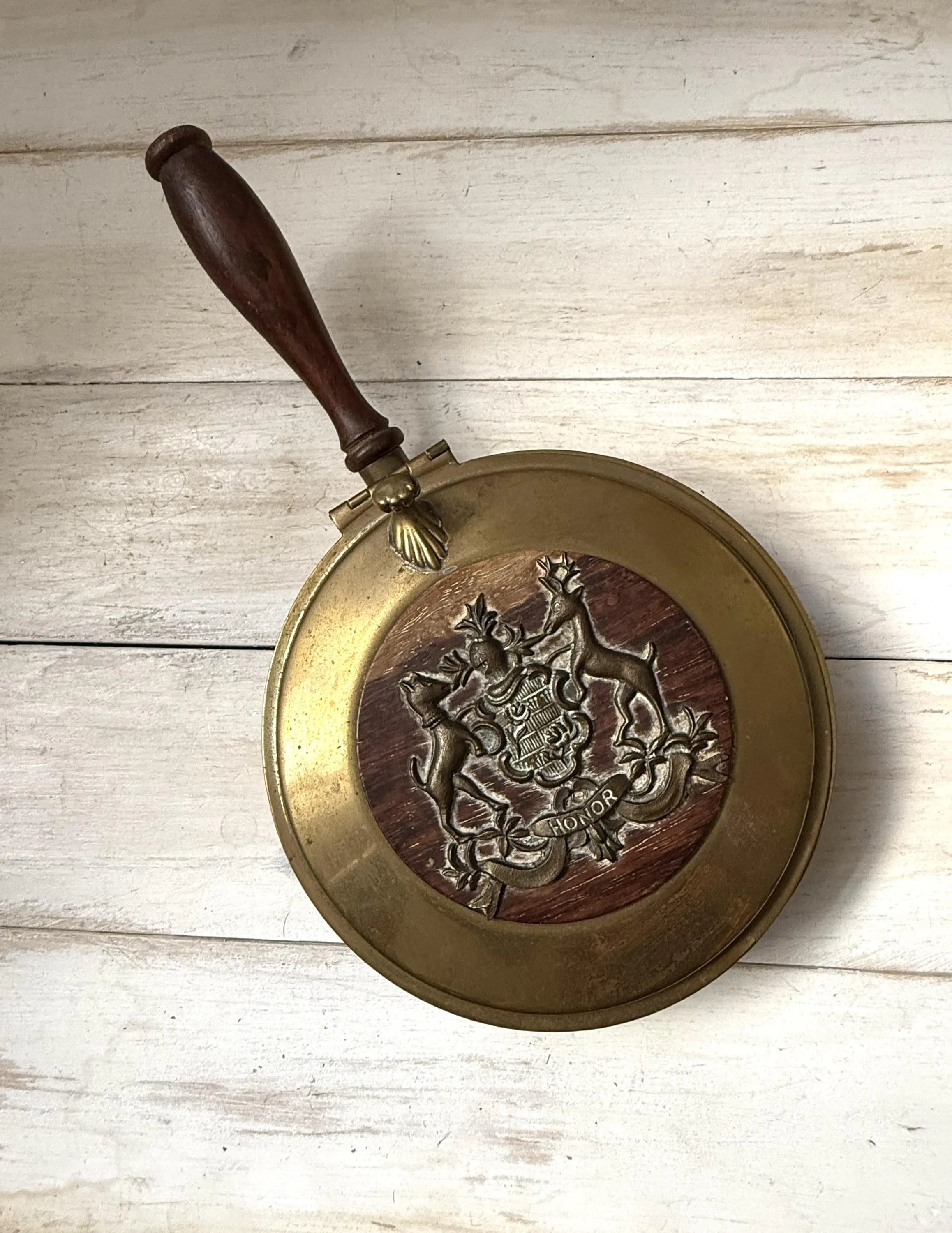 Vintage Italian Brass Bed Warmer – Heraldic Crest – Hinged Lid & Wood Handle – Antique Hearth Décor, PM Italy