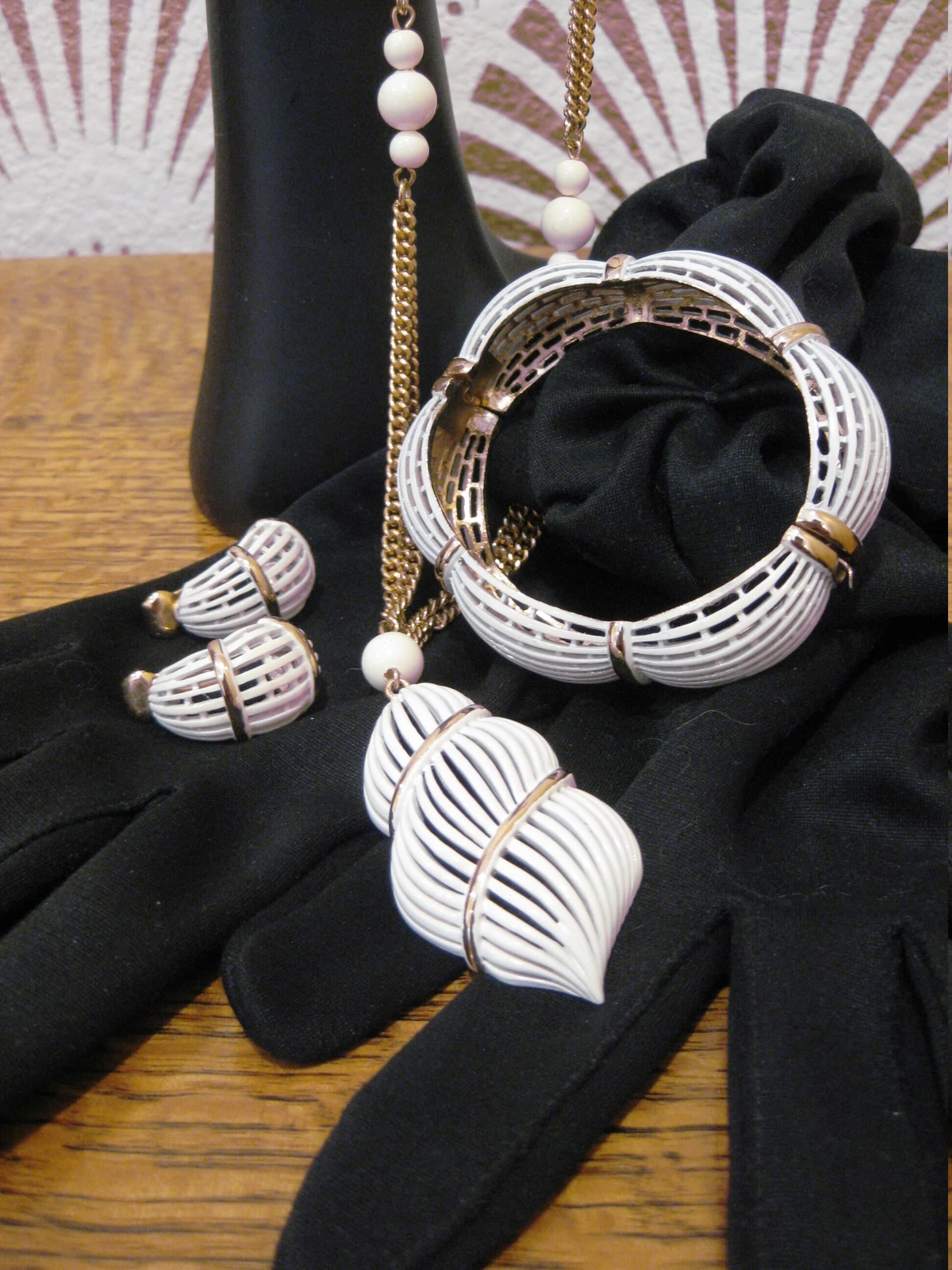 Seashell Parure Jewelry Set, White and Gold Jewelry, Necklace, Bracelet & Earrings, Vintage 1950s