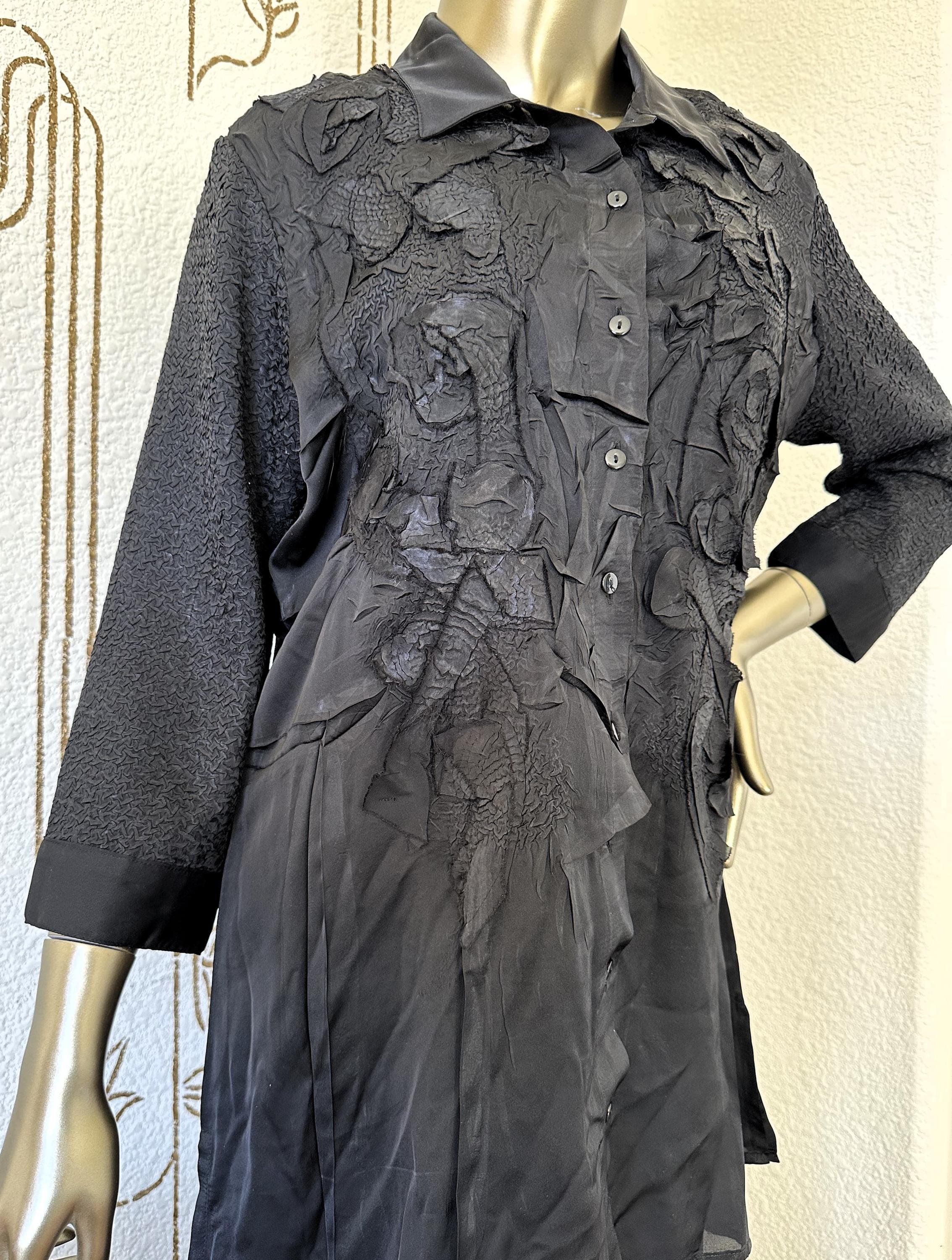 CHICO’S Blouse, Black Crinkled, 3/4 Sleeved, Front Button Closure, Vintage Estate Find - image 4