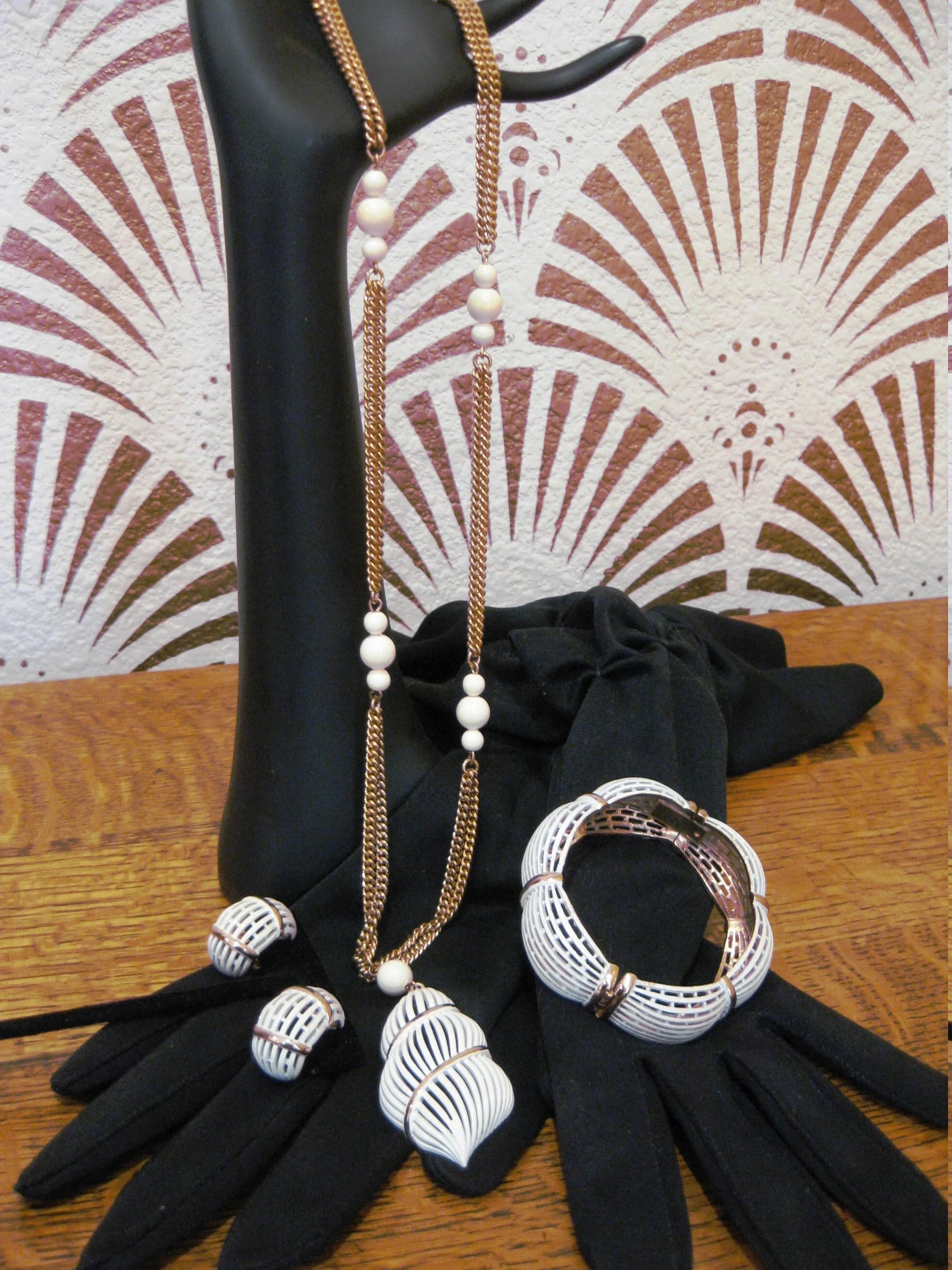 Seashell Jewelry Set, White and Gold Jewelry, Necklace, Bracelet & Earrings, 1950s - image 3