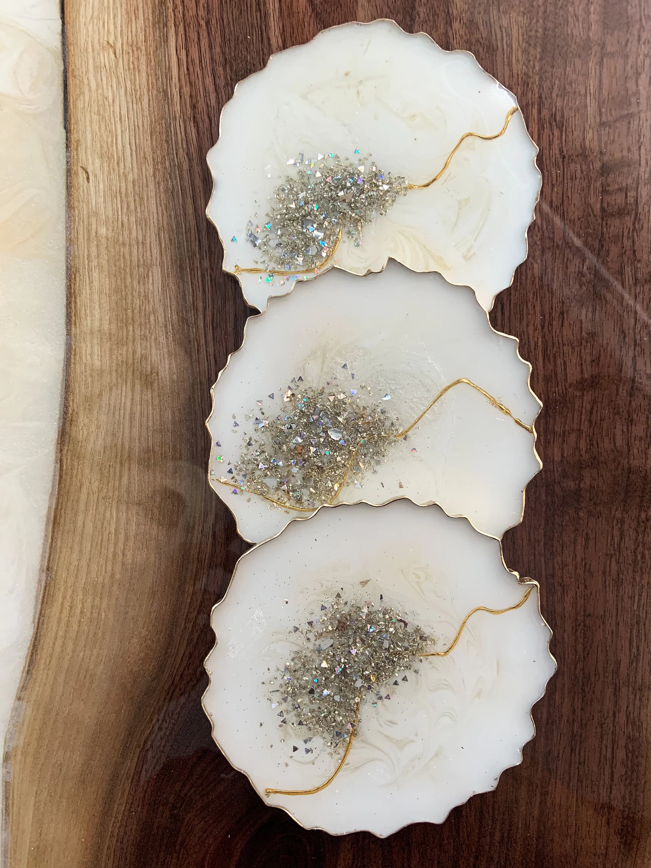 Luxe White Dazzle Resin coasters | Set of 4| new year gift|Blue gold decor|Blue gold art|white drink coasters|peacock blue|White table deco
