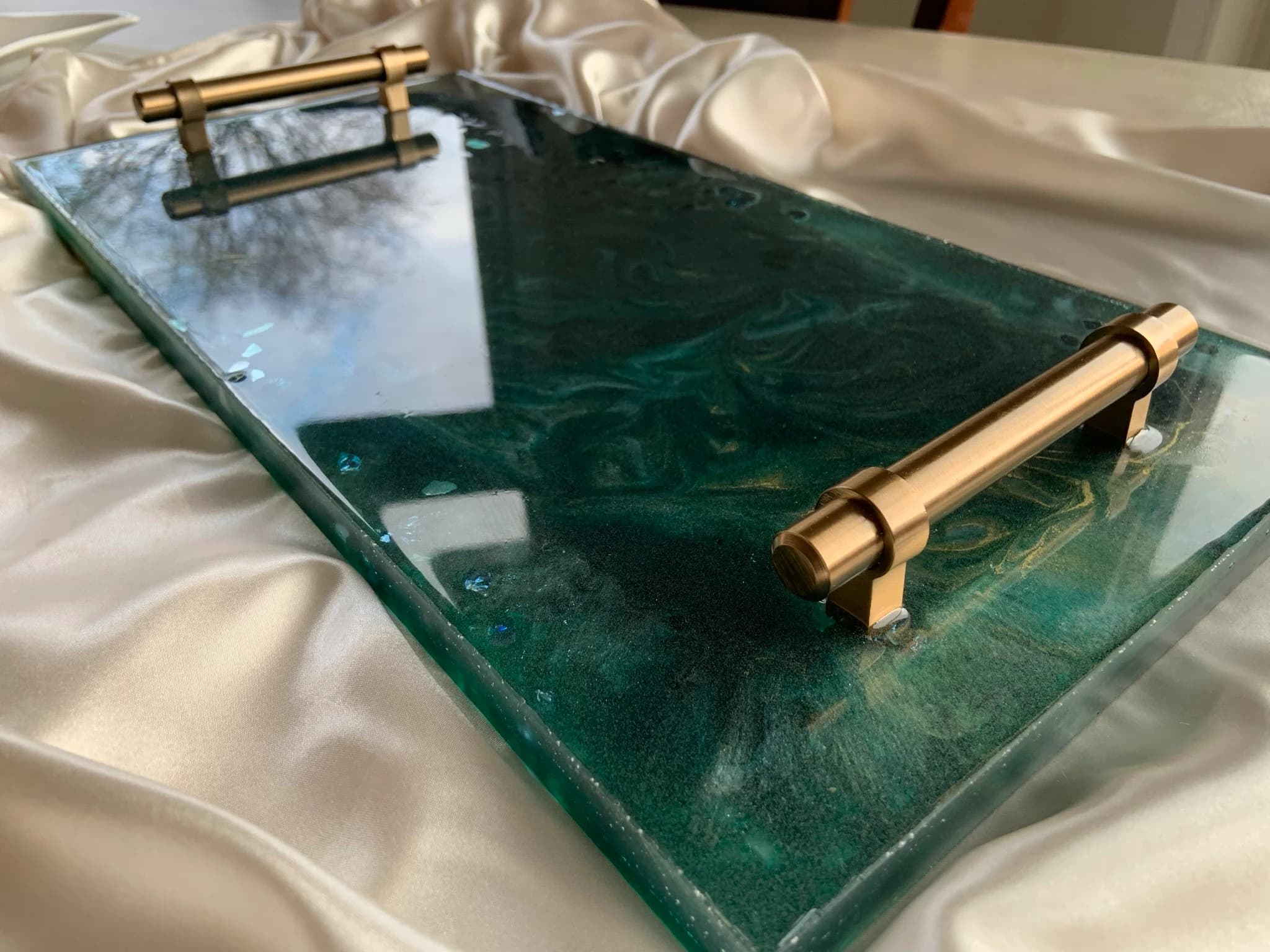 Large emerald green resin tray|green table deco|Green resin art|elegant table |luxe table decor|Bejewelled tray|jewel tone art|charcuterie