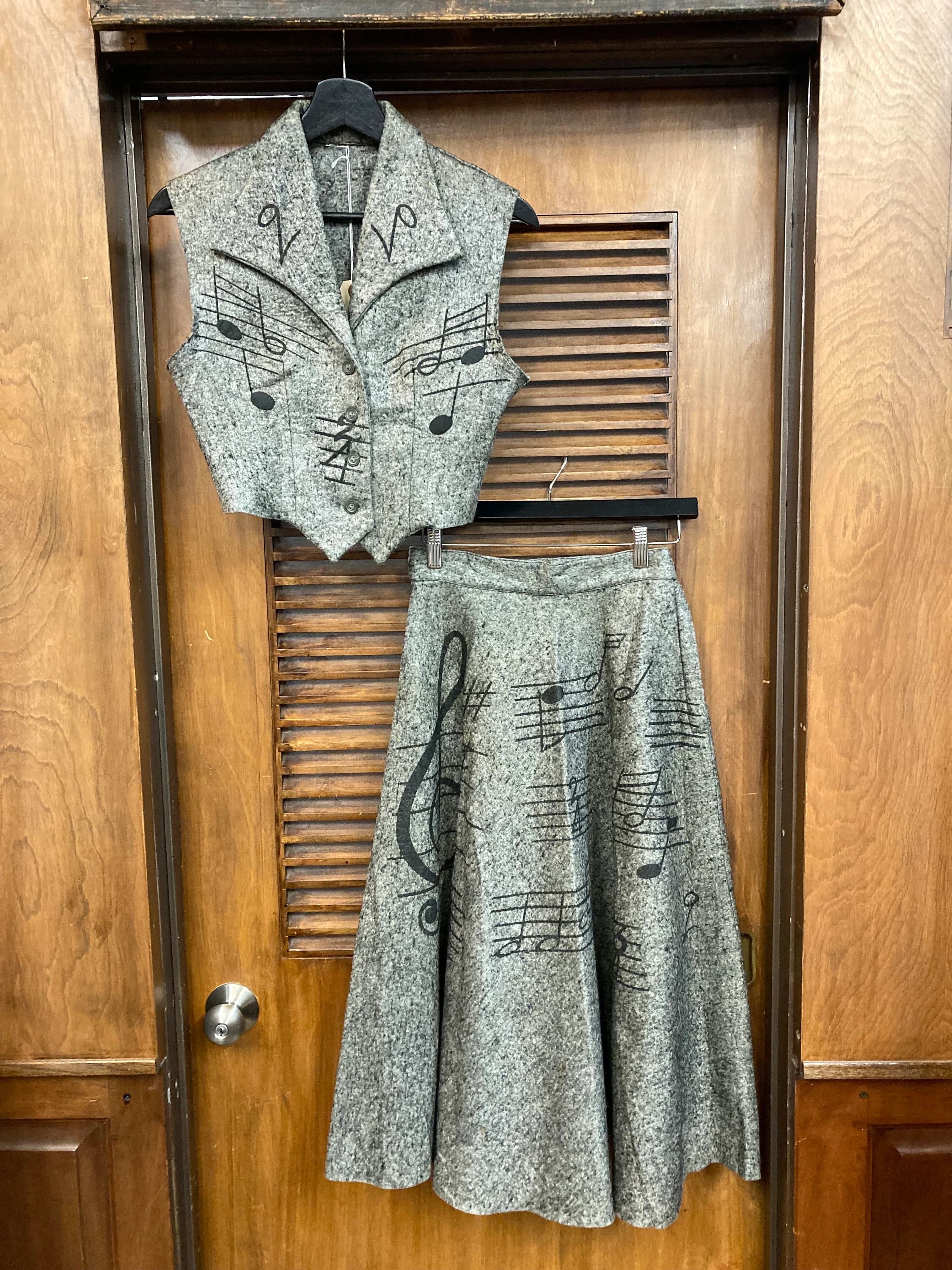 Vintage 1950’s Original Music Note Felt Rockabilly Two Piece Outfit Set, Vest & Circle Skirt, 1950’s 2 Piece Set, Music Note - image 3