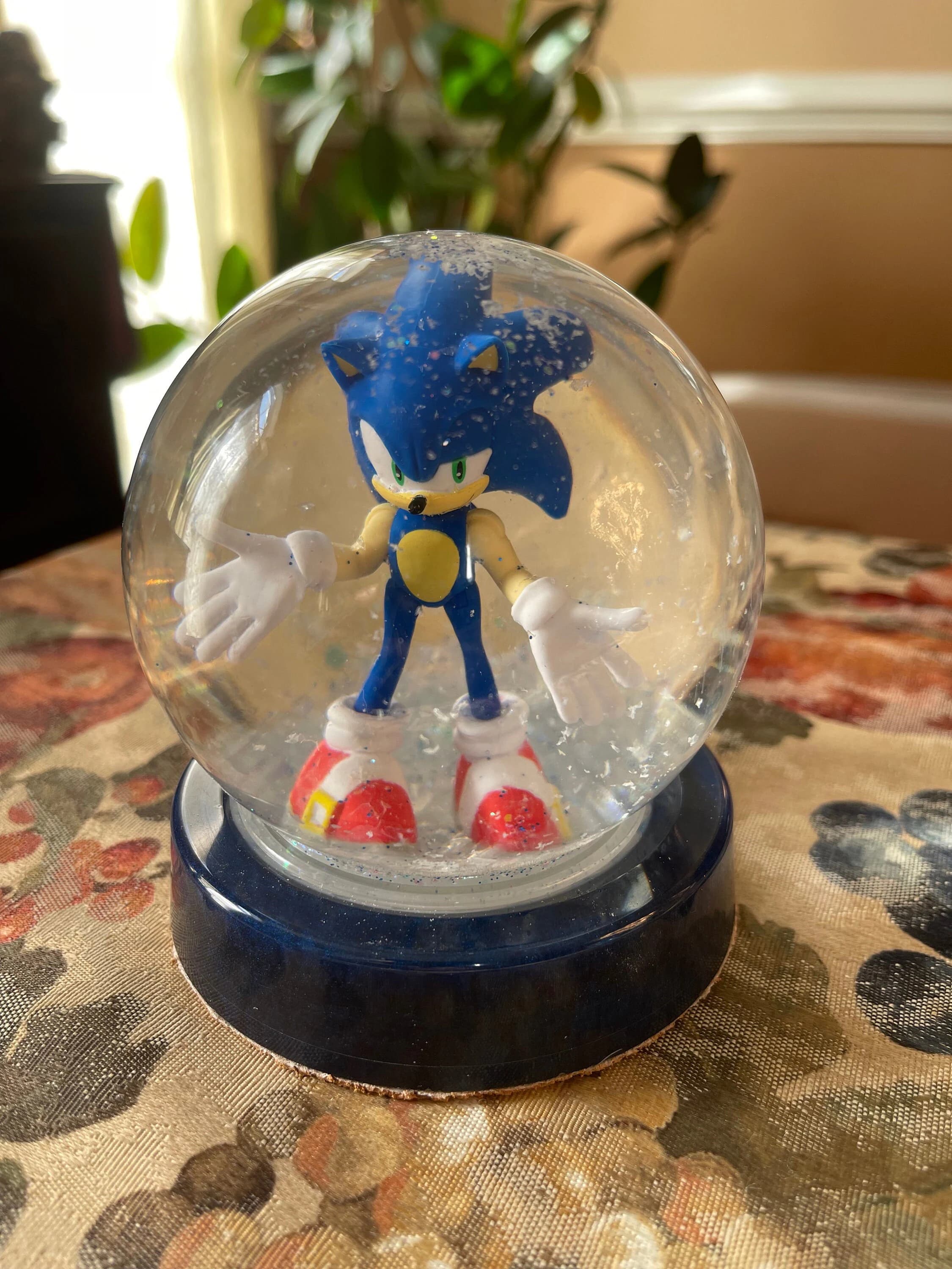 Sonic the Hedgehog, Tails, Mighty, Knuckles, Blue Red Yellow Snow Globe - image 5