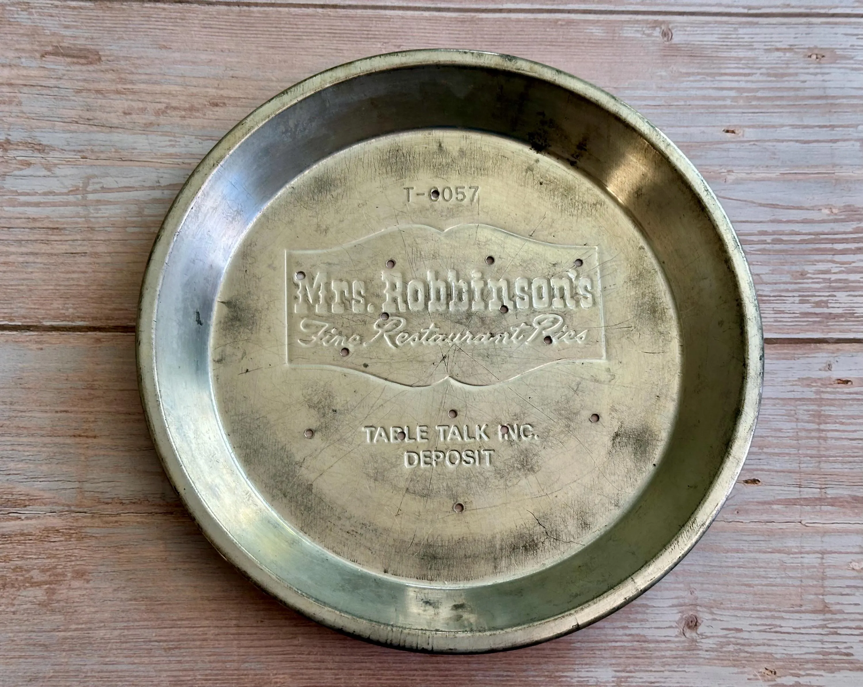 Vintage Table Talk Pie Tin: Mrs. Robbinson's Restaurant Pies, Worcester MA 1950s Farmhouse Decor - image 5