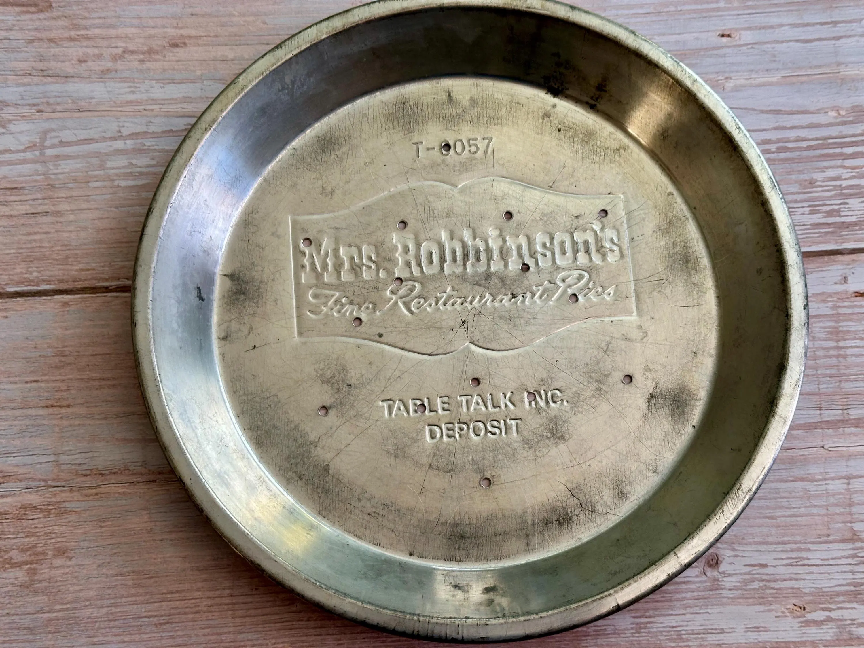 Vintage Table Talk Pie Tin: Mrs. Robbinson's Restaurant Pies, Worcester MA 1950s Farmhouse Decor - image 4
