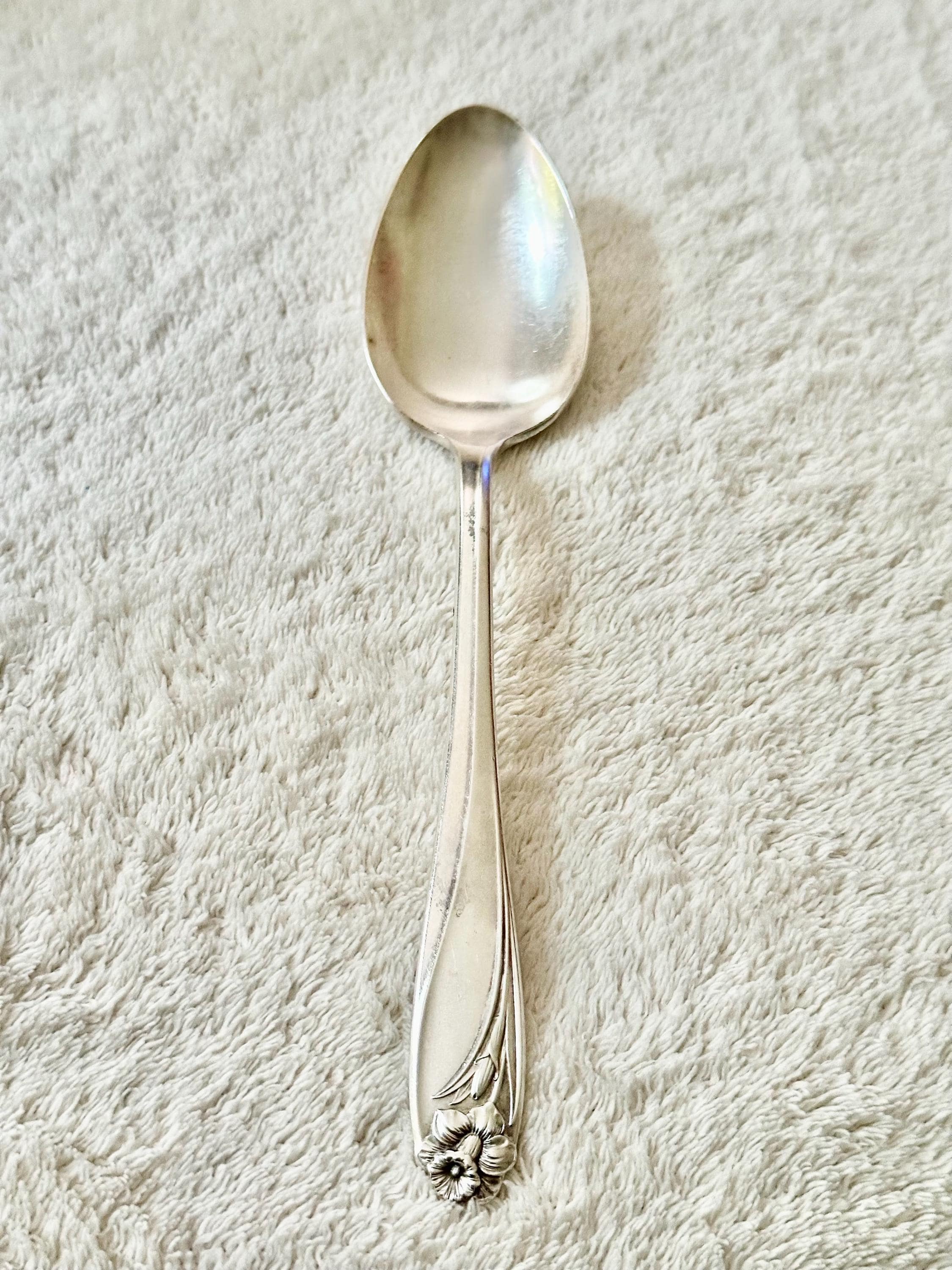 1950 Rogers Bros Daffodil Silverplate Serving Spoon, 8.5 Inch Tablespoon