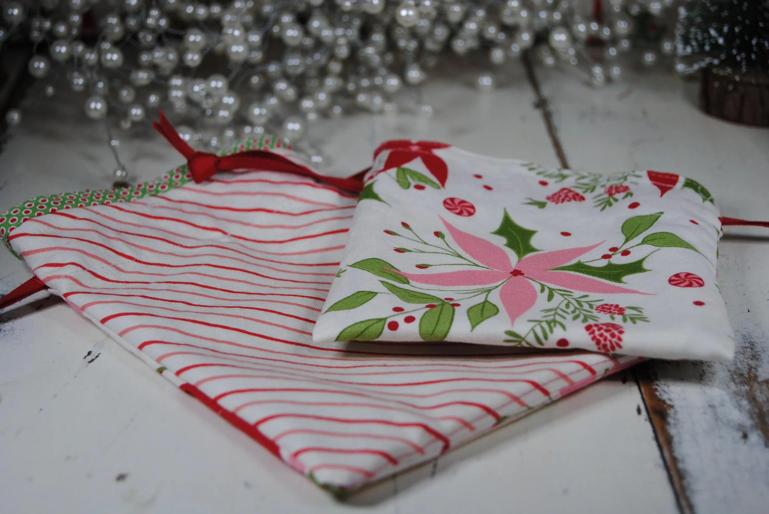 Two handmade fabric gift bags - Christmas - Joyeux Noel - Pink and red poinsettia fabric - One of a kind gift wrapping - Reusable - Lined - image 4