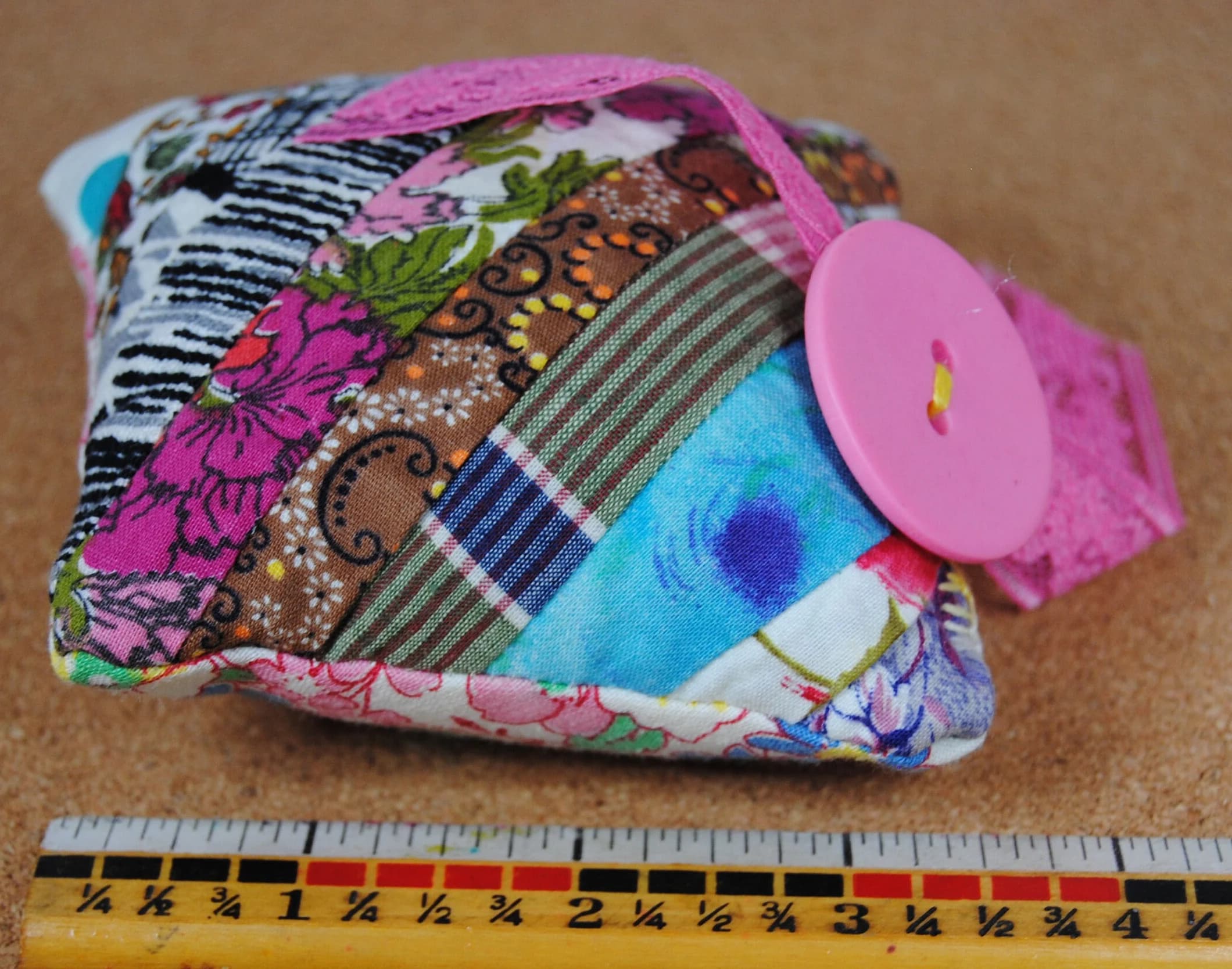 Handmade pincushion - Vintage fabric upcycled - Slow stitching - Sewing notions - image 4