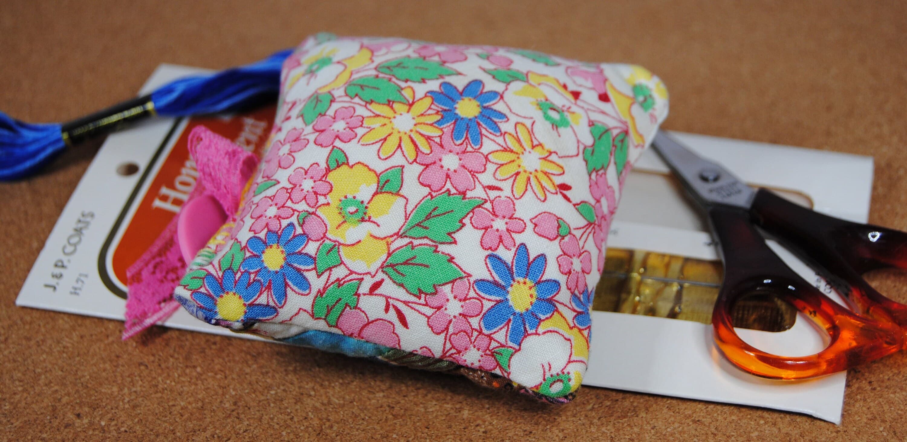 Handmade pincushion - Vintage fabric upcycled - Slow stitching - Sewing notions - image 3