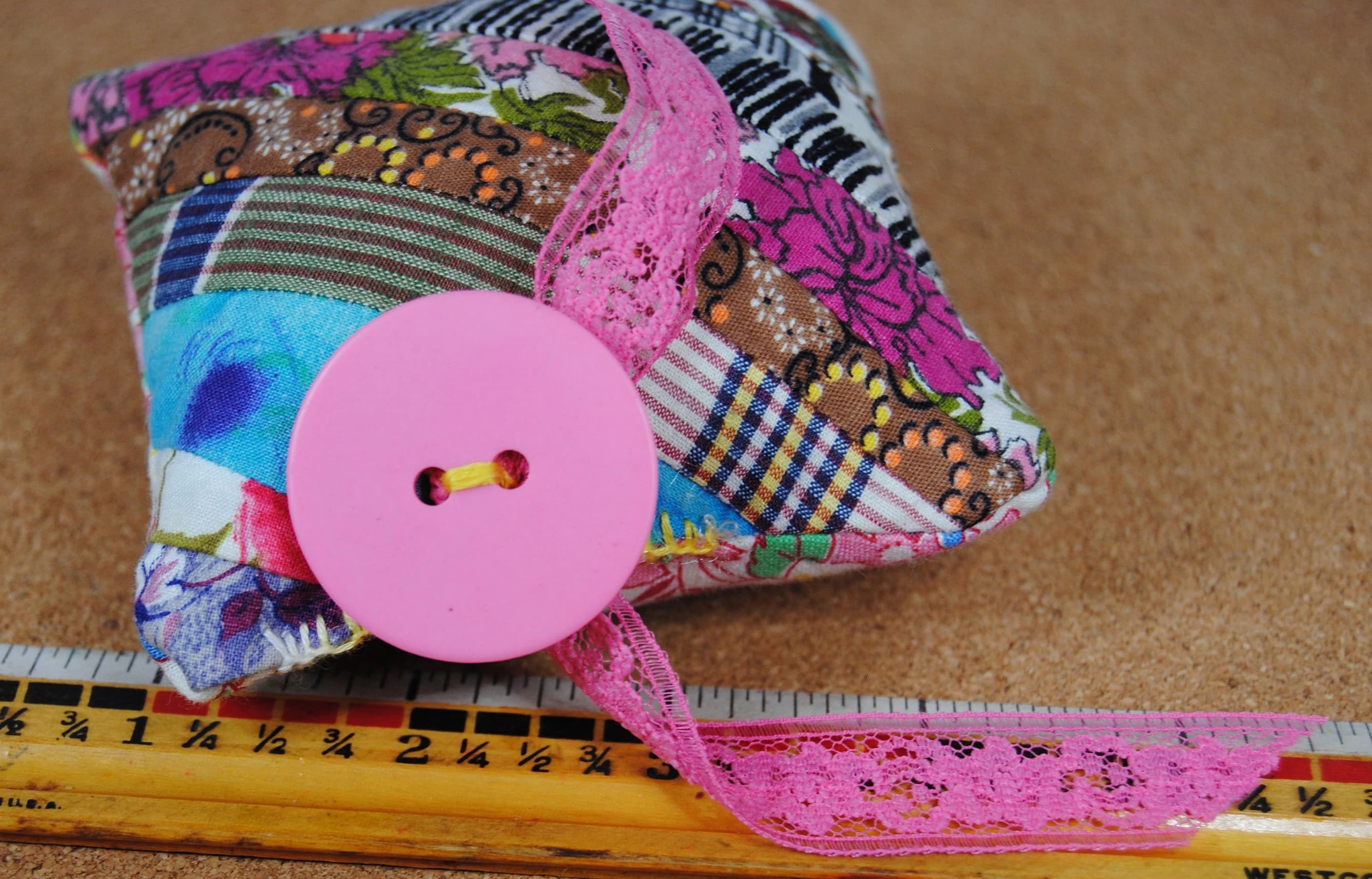 Handmade pincushion - Vintage fabric upcycled - Slow stitching - Sewing notions - image 5