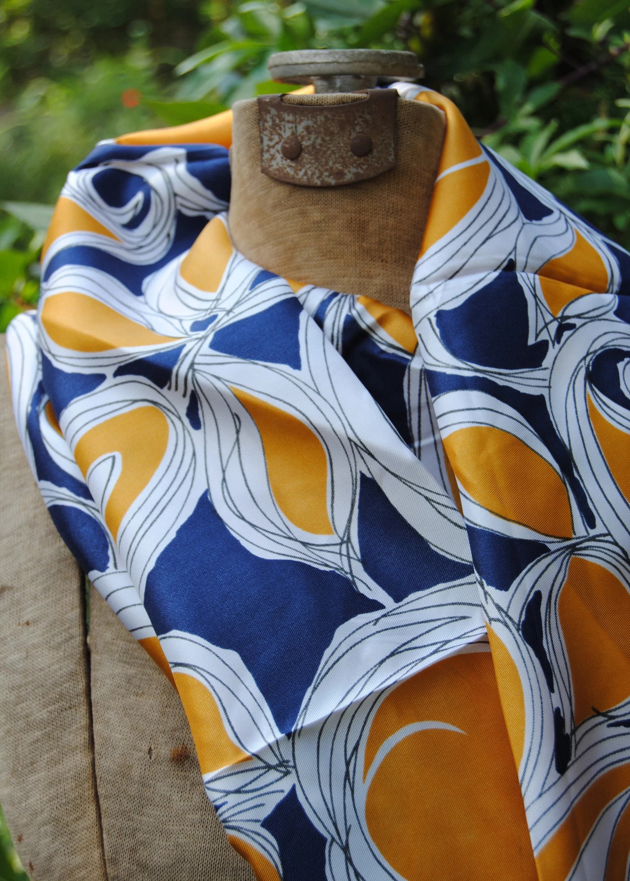 Vintage Apsco Fabric - Abstract geometric floral in navy and gold - Mod - Approx 28 inches by 44 inches - Perfect for a scarf - image 3