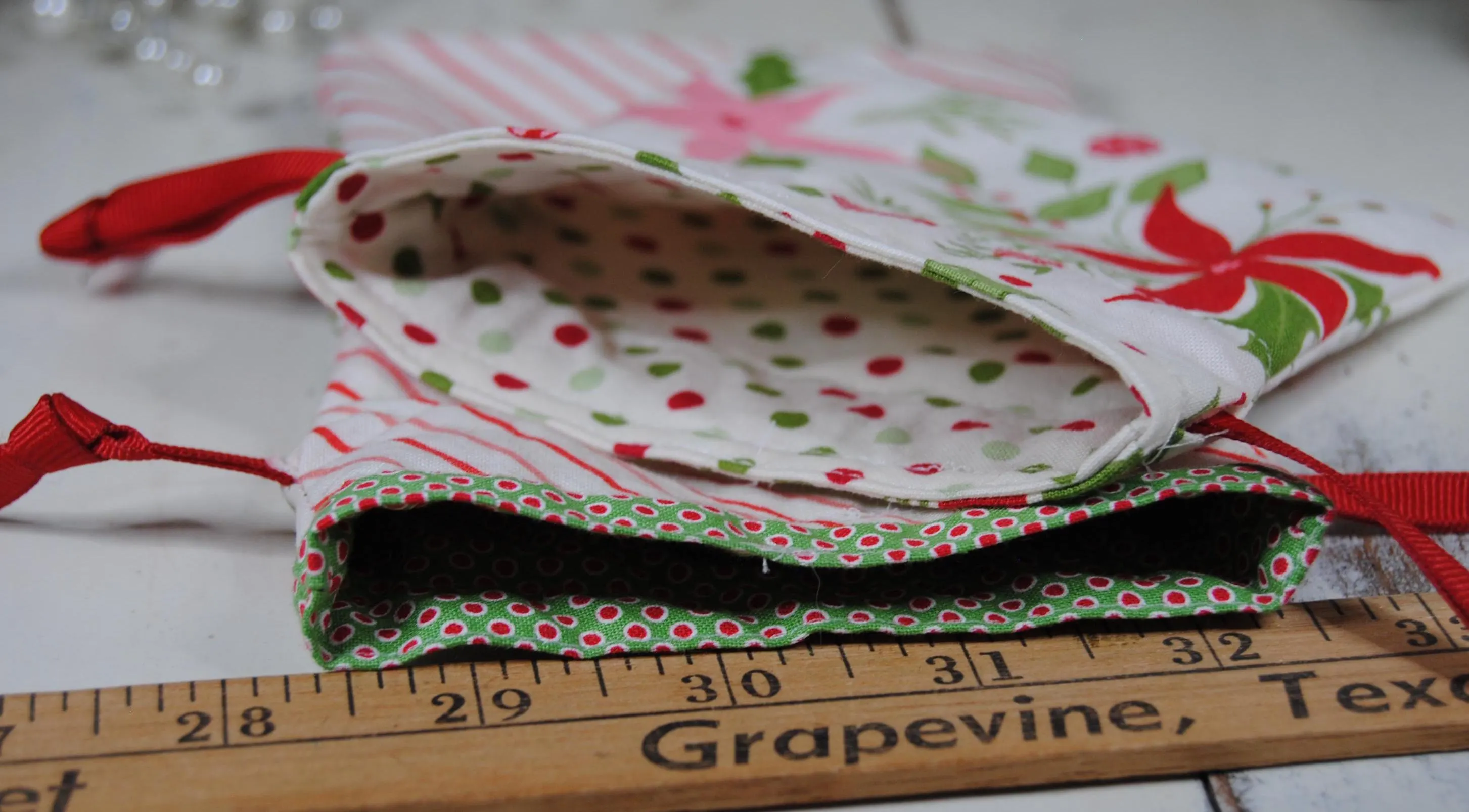 Two handmade fabric gift bags - Christmas - Joyeux Noel - Pink and red poinsettia fabric - One of a kind gift wrapping - Reusable - Lined - image 5