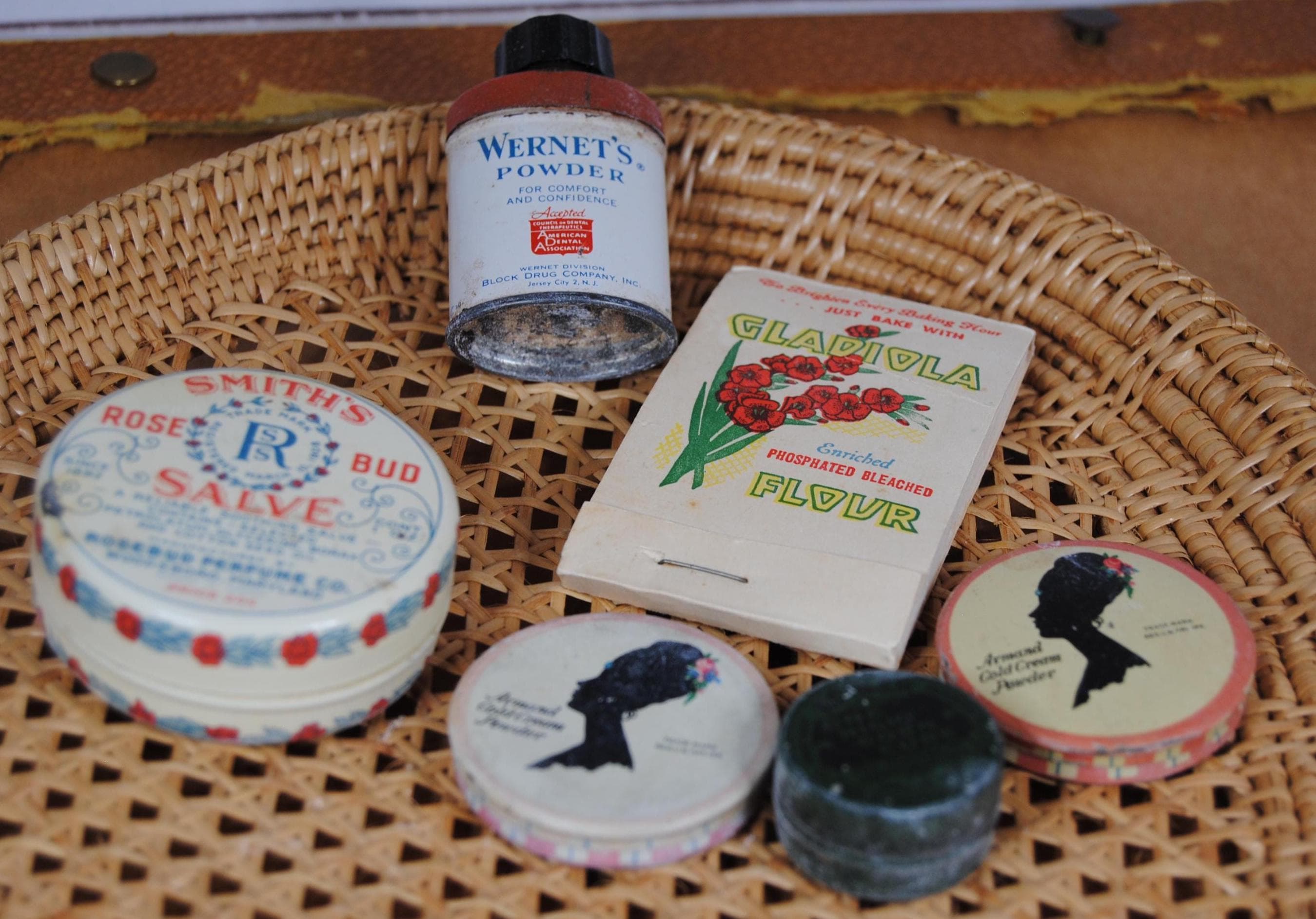 Vintage collectibles: Armand cold cream powder, Smith's salve, Wernet's powder, lipstick tissues from Gladiola flour, Kohler corn cure - image 3