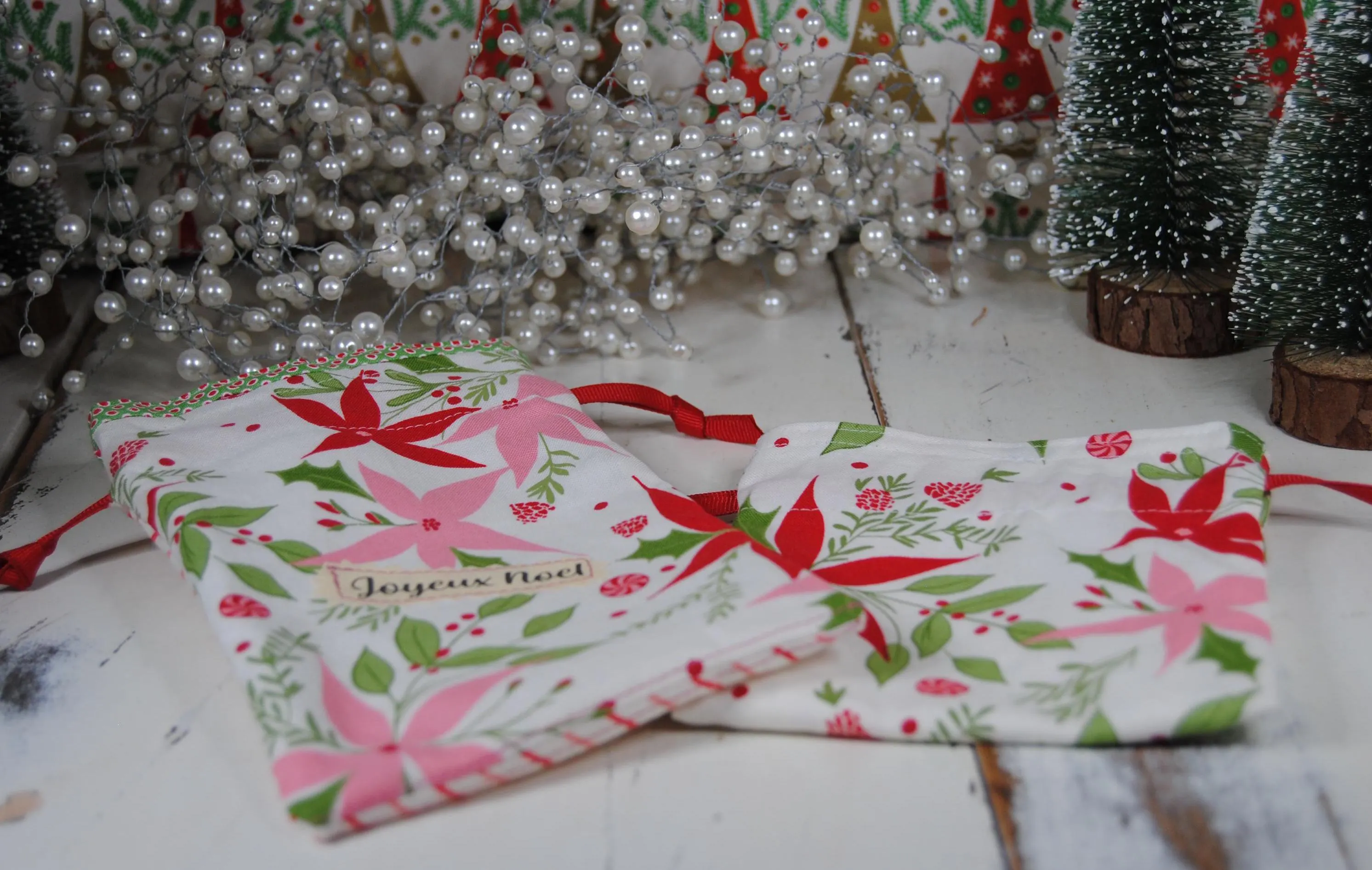 Two handmade fabric gift bags - Christmas - Joyeux Noel - Pink and red poinsettia fabric - One of a kind gift wrapping - Reusable - Lined - image 3