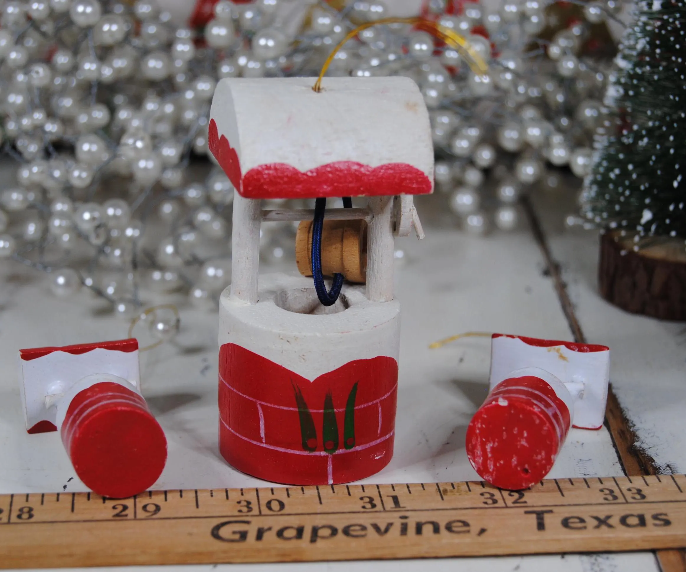 Three vintage wooden Christmas tree ornaments - Wishing well - Red - Made in Taiwan - 1970s - image 5