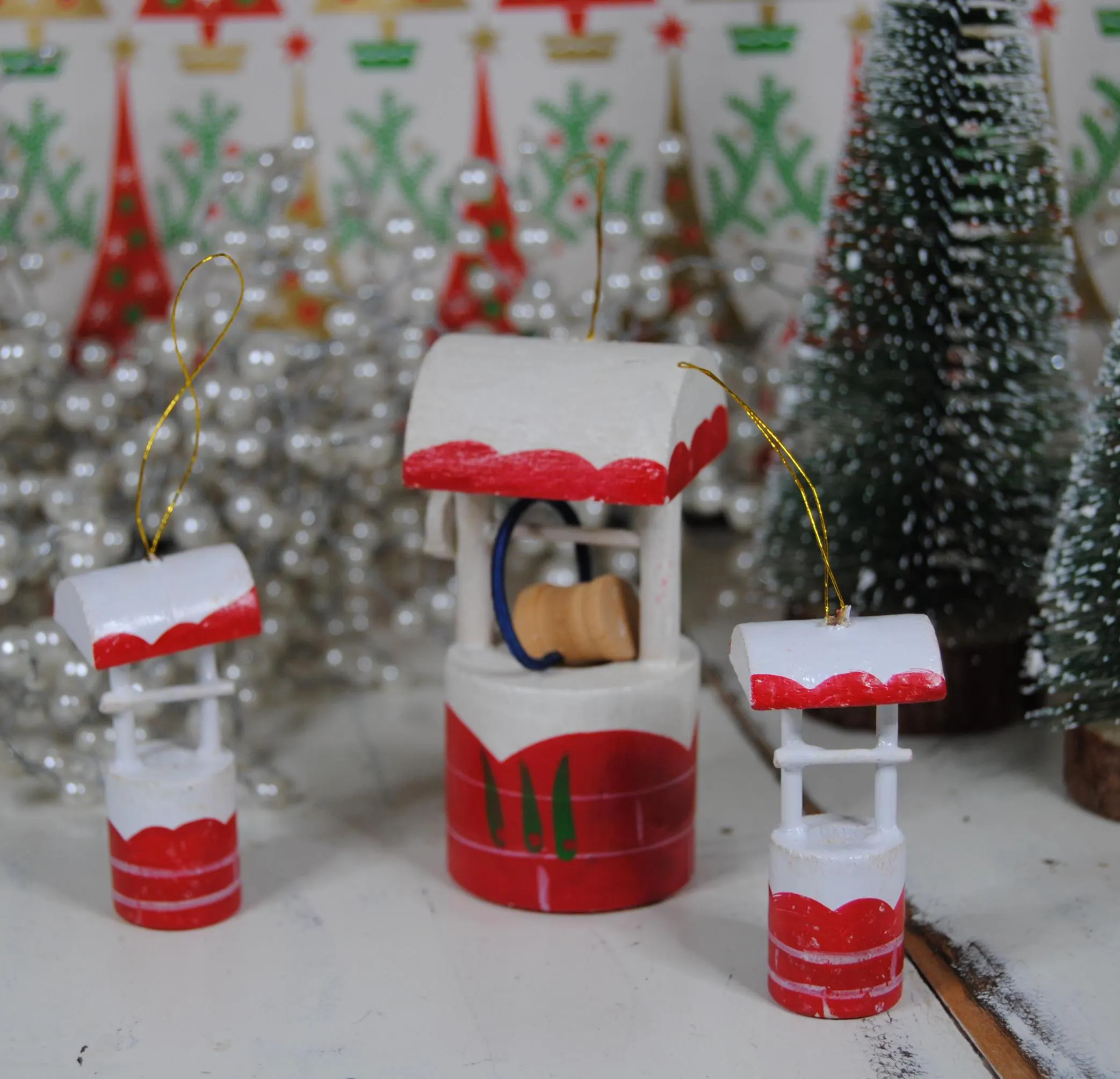 Three vintage wooden Christmas tree ornaments - Wishing well - Red - Made in Taiwan - 1970s