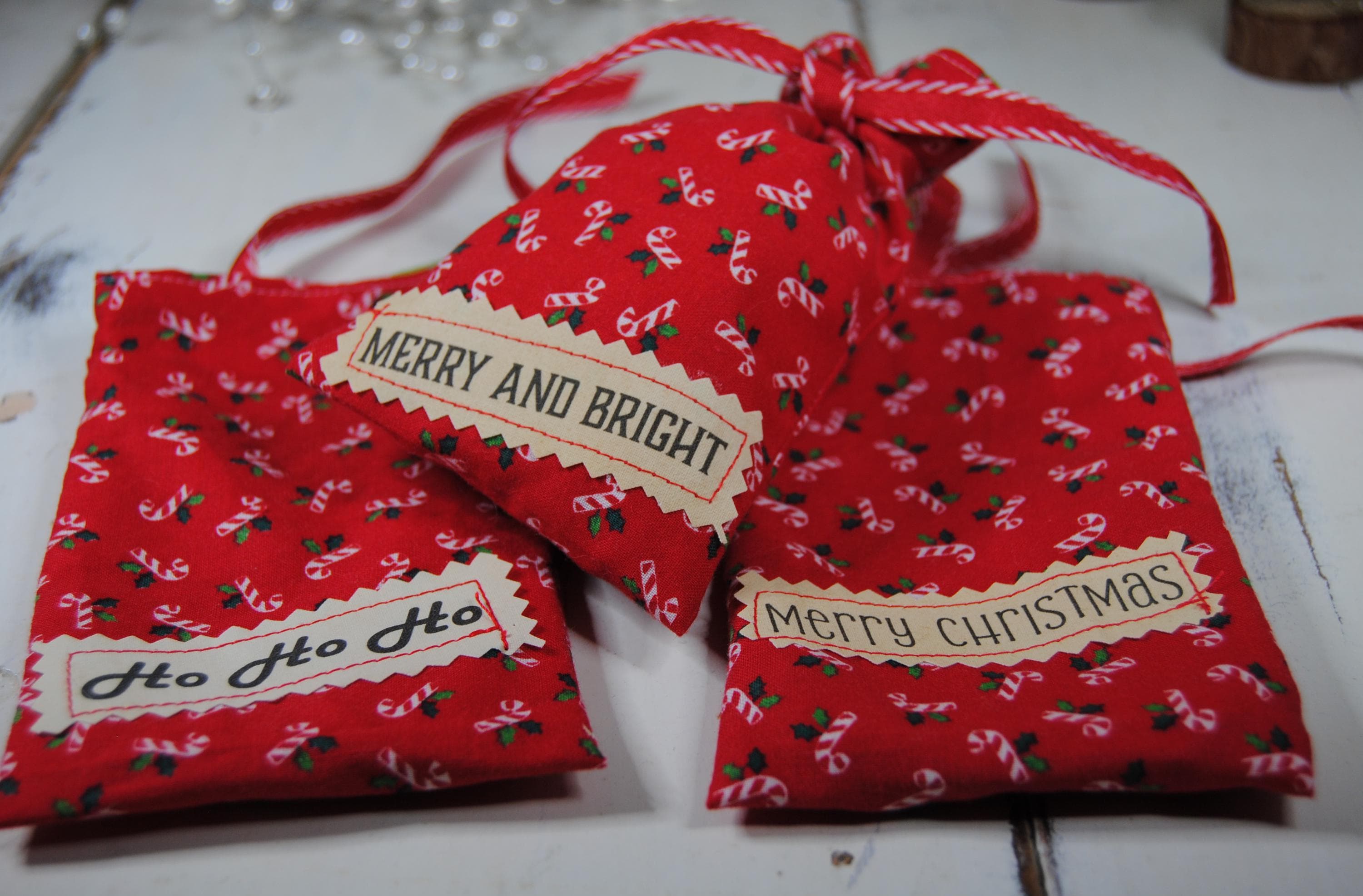 Three handmade fabric gift bags - Christmas gift wrapping - Perfect for gift cards - Reusable - Candy cane - Fully lined - Each 1 is unique - image 3