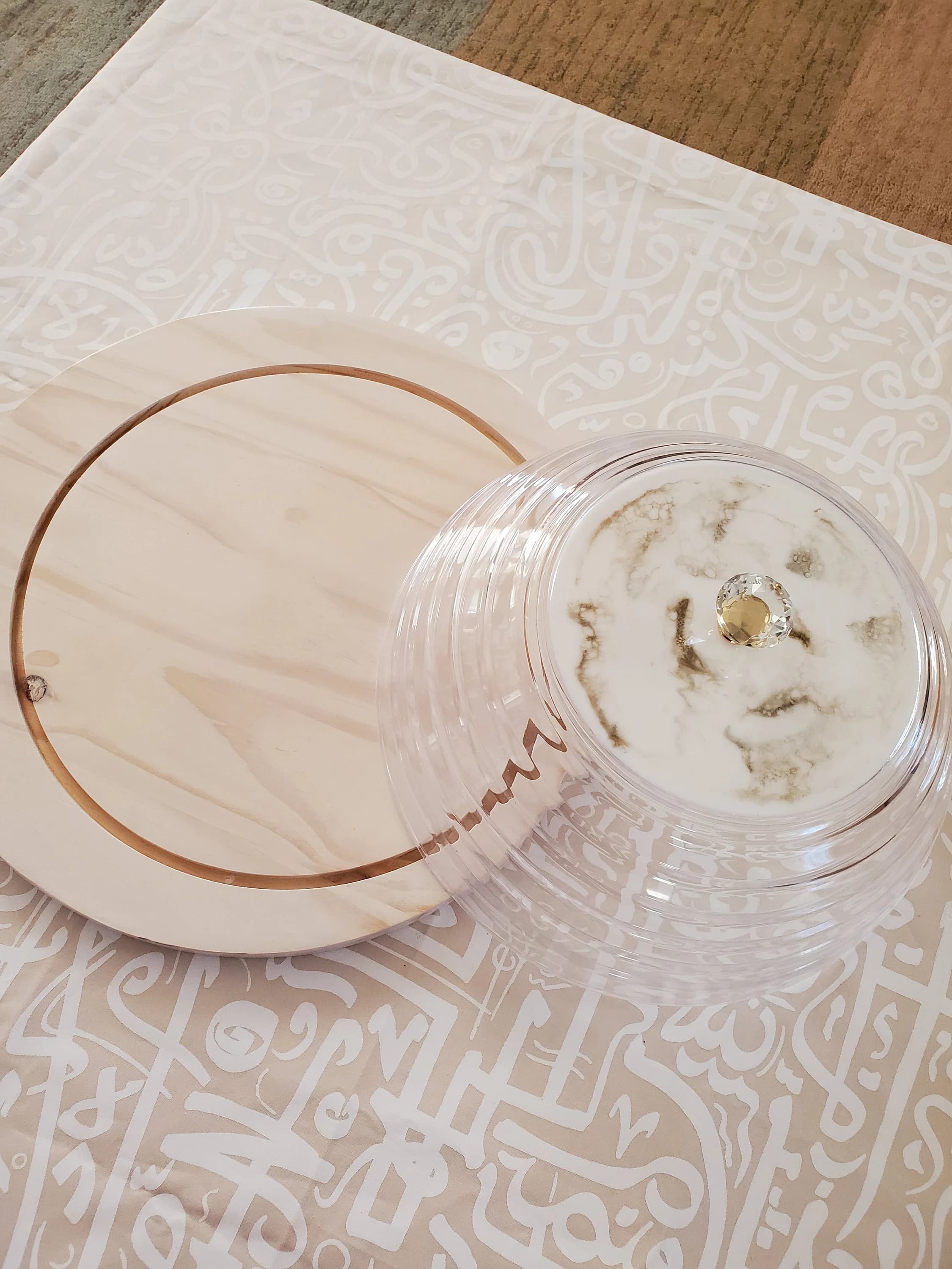 Dessert serving tray with lid