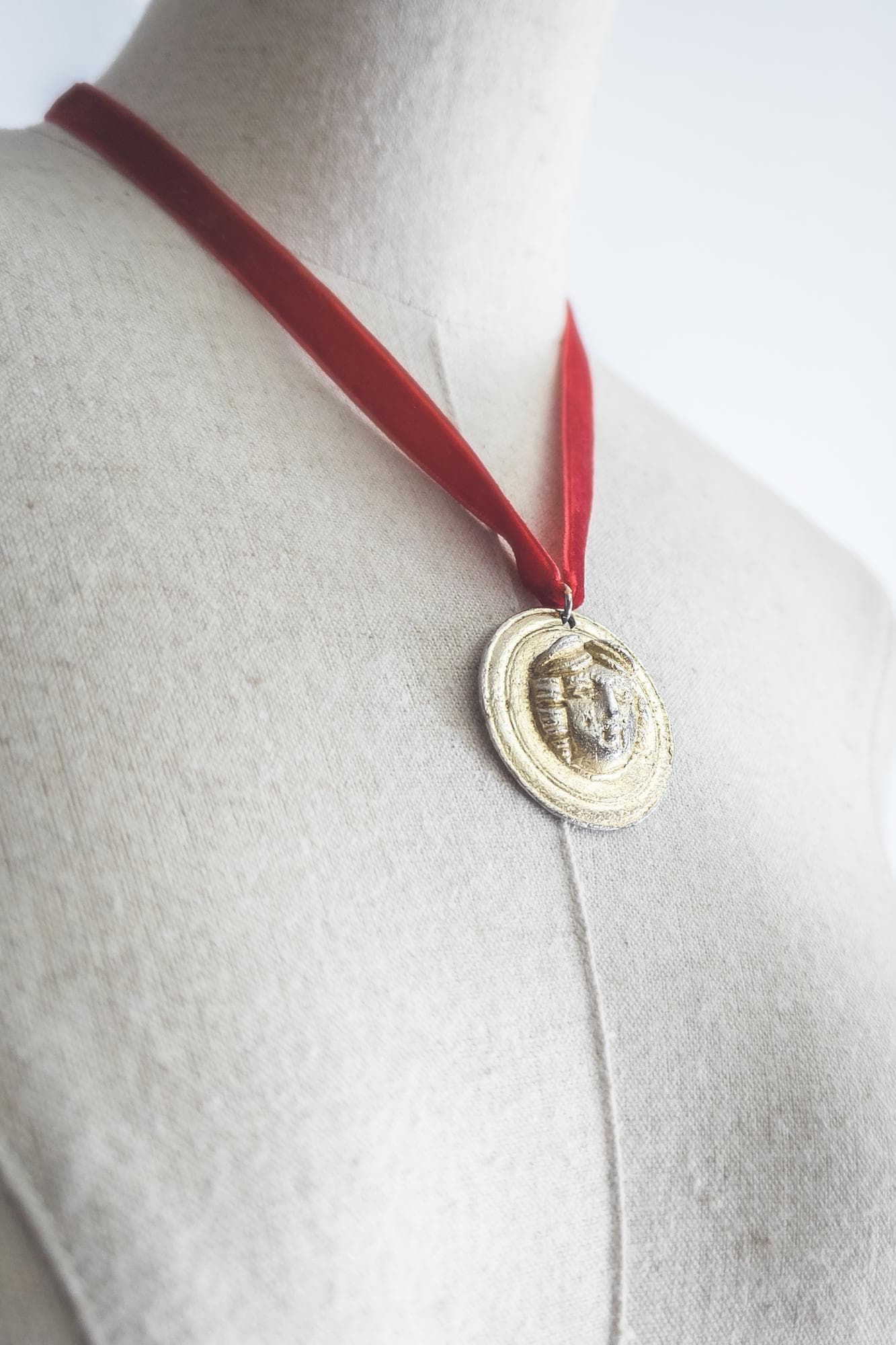 british vintage sphinx lady pendant rare medusa head gold tone. signed "Sphinx 1971, numbered 3835, AR, ©, 2" without chain medusa medallion - image 5