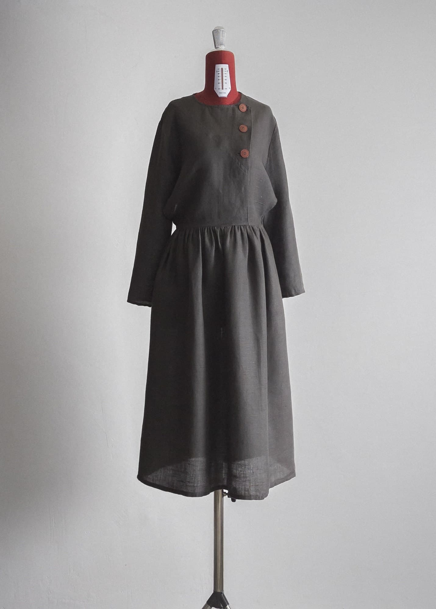 Italian peppercorn pure linen dress w/pockets, open side and long sleeve - image 4