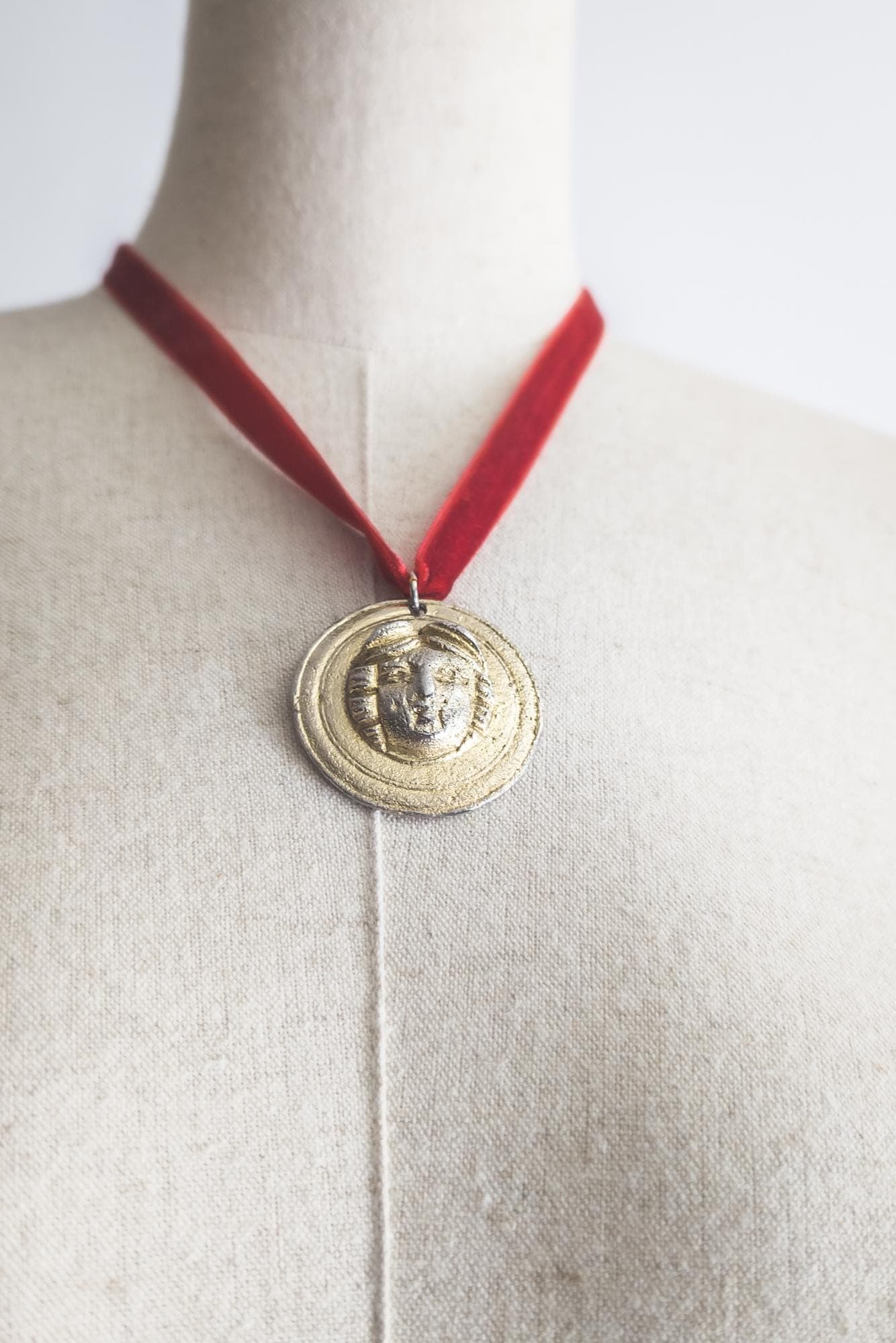 british vintage sphinx lady pendant rare medusa head gold tone. signed "Sphinx 1971, numbered 3835, AR, ©, 2" without chain medusa medallion - image 4