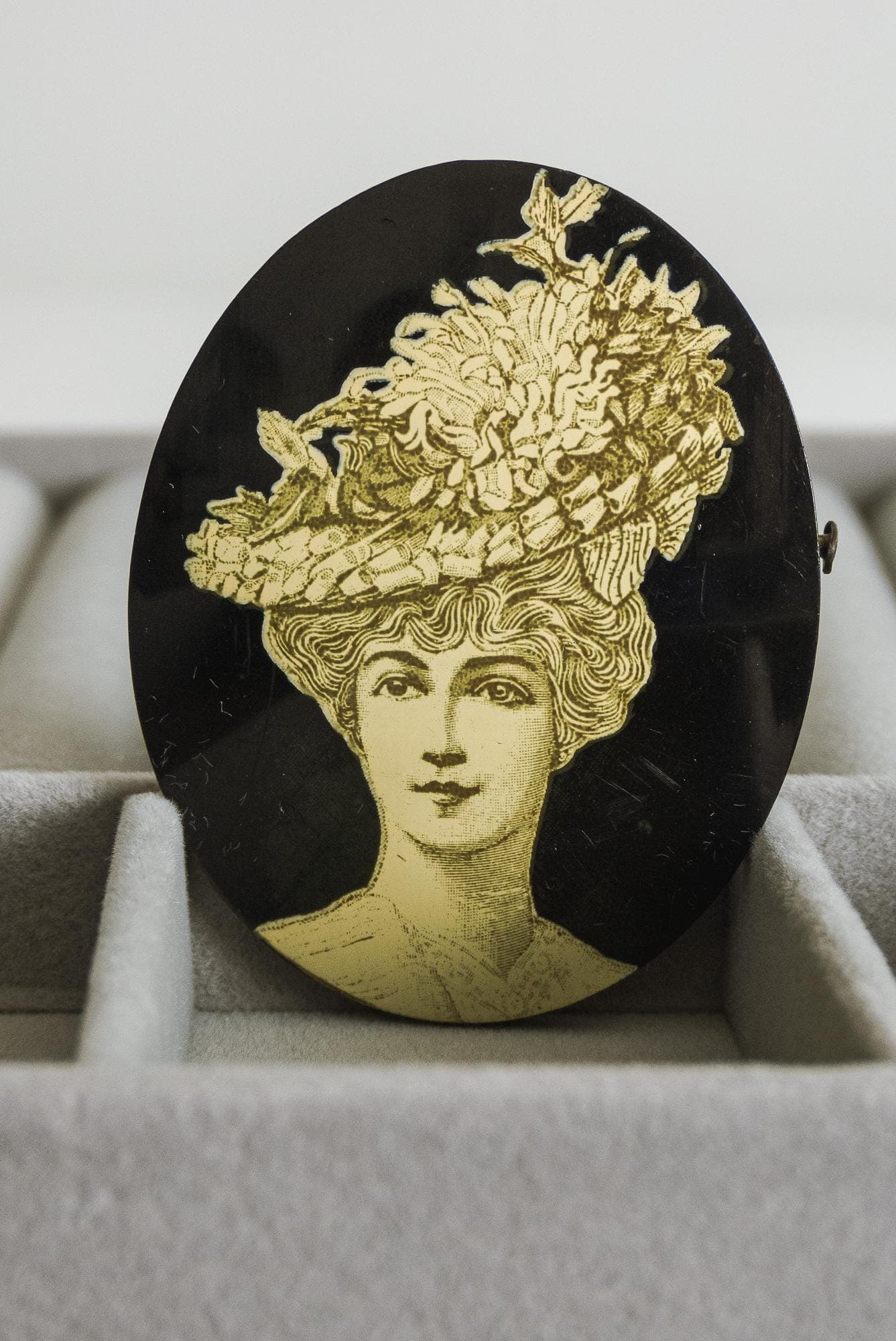 french art deco black brooch 1960s early lea stein serigraphy lady with hat oval type 1 pin, wearable art - image 5