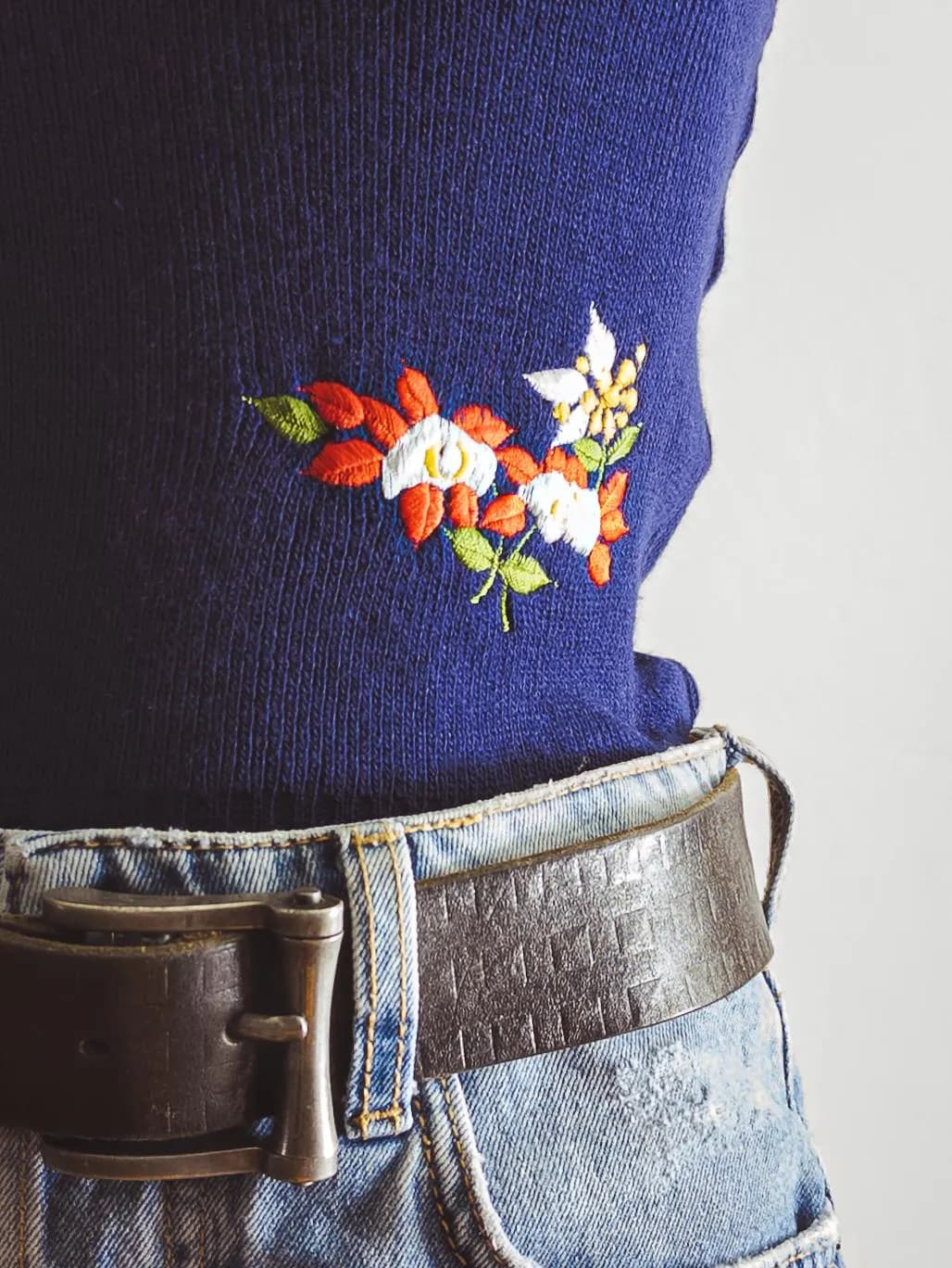 embroidered fine knit sweater vest - midnight blue - ladies - vintage/70s mod/retro - xs/s - image 3