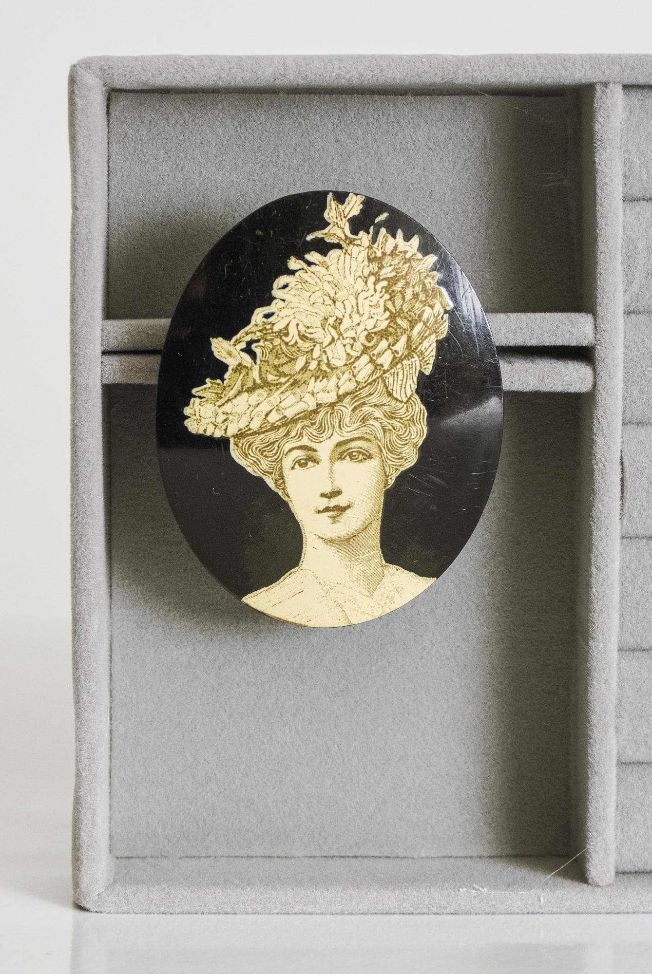 french art deco black brooch 1960s early lea stein serigraphy lady with hat oval type 1 pin, wearable art - image 4