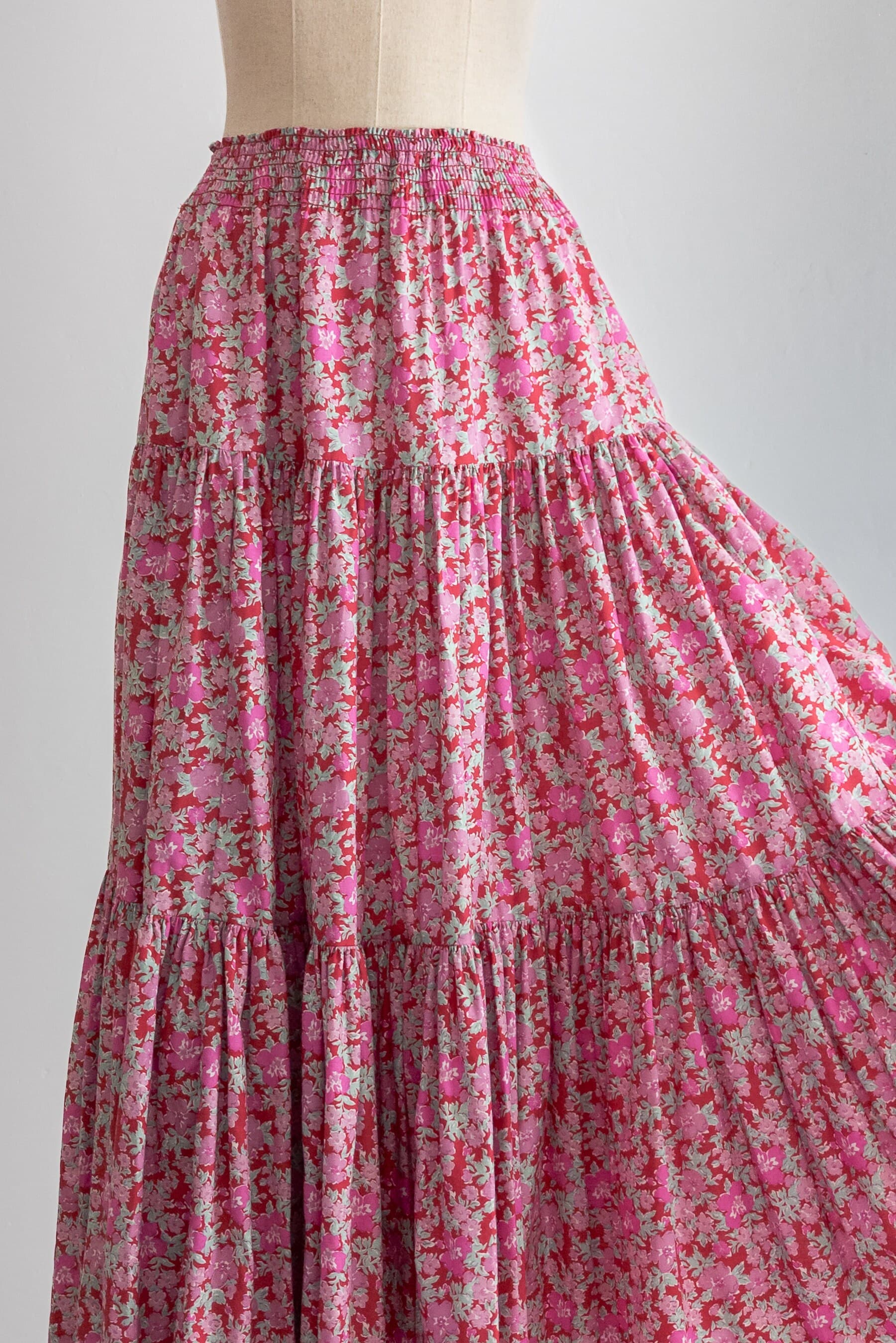 late 1980s Laura Ashley floral skirt tiered full midi in cute mauve pink ditsy floral on the burgundy background, smocked elastic waistband - image 5