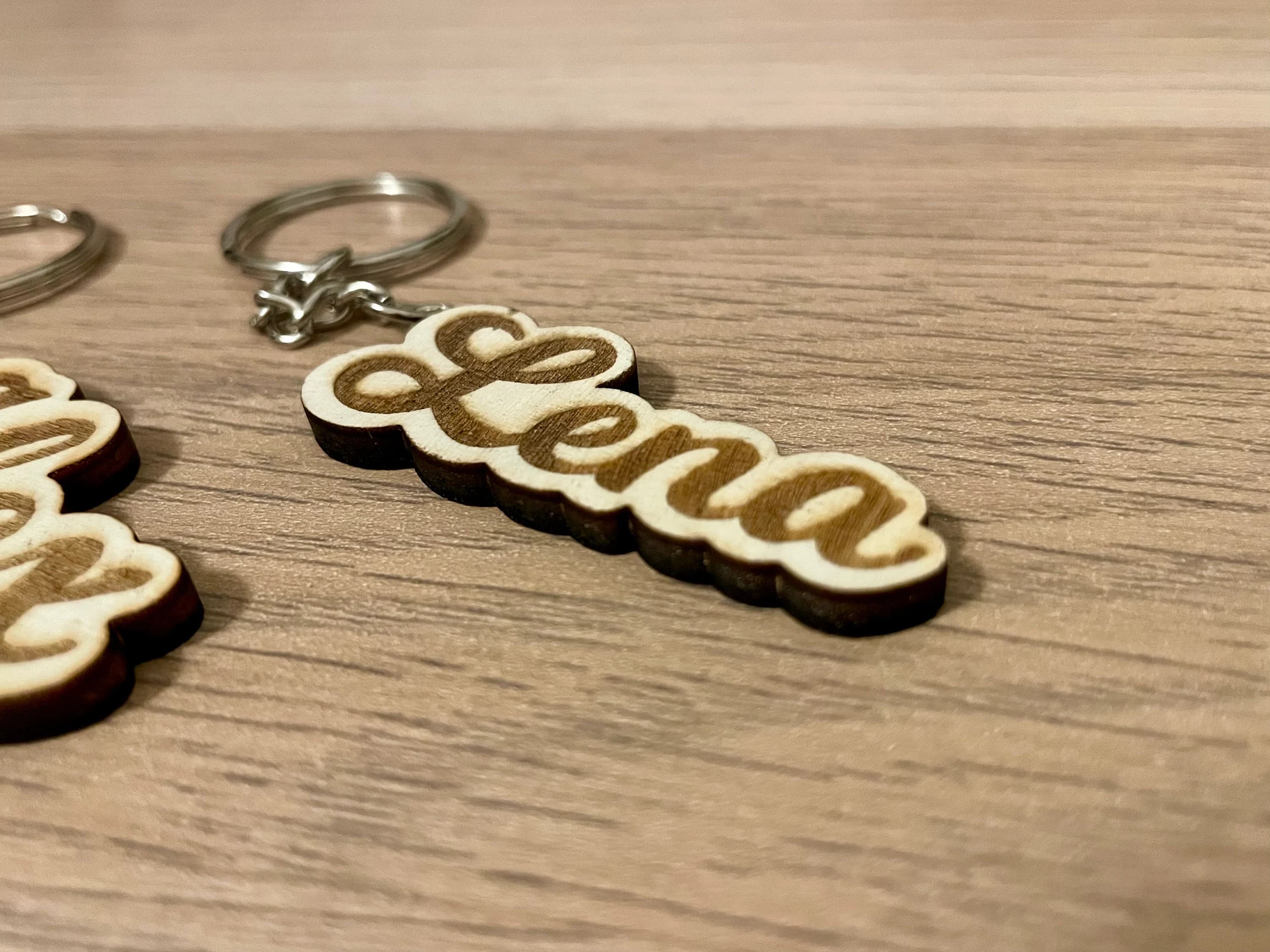 Personalisierter Schlüsselanhänger mit Namen aus Holz - Geschenkidee Muttertag Vatertag Frau Mann Freundin Freund Schlüsselbund