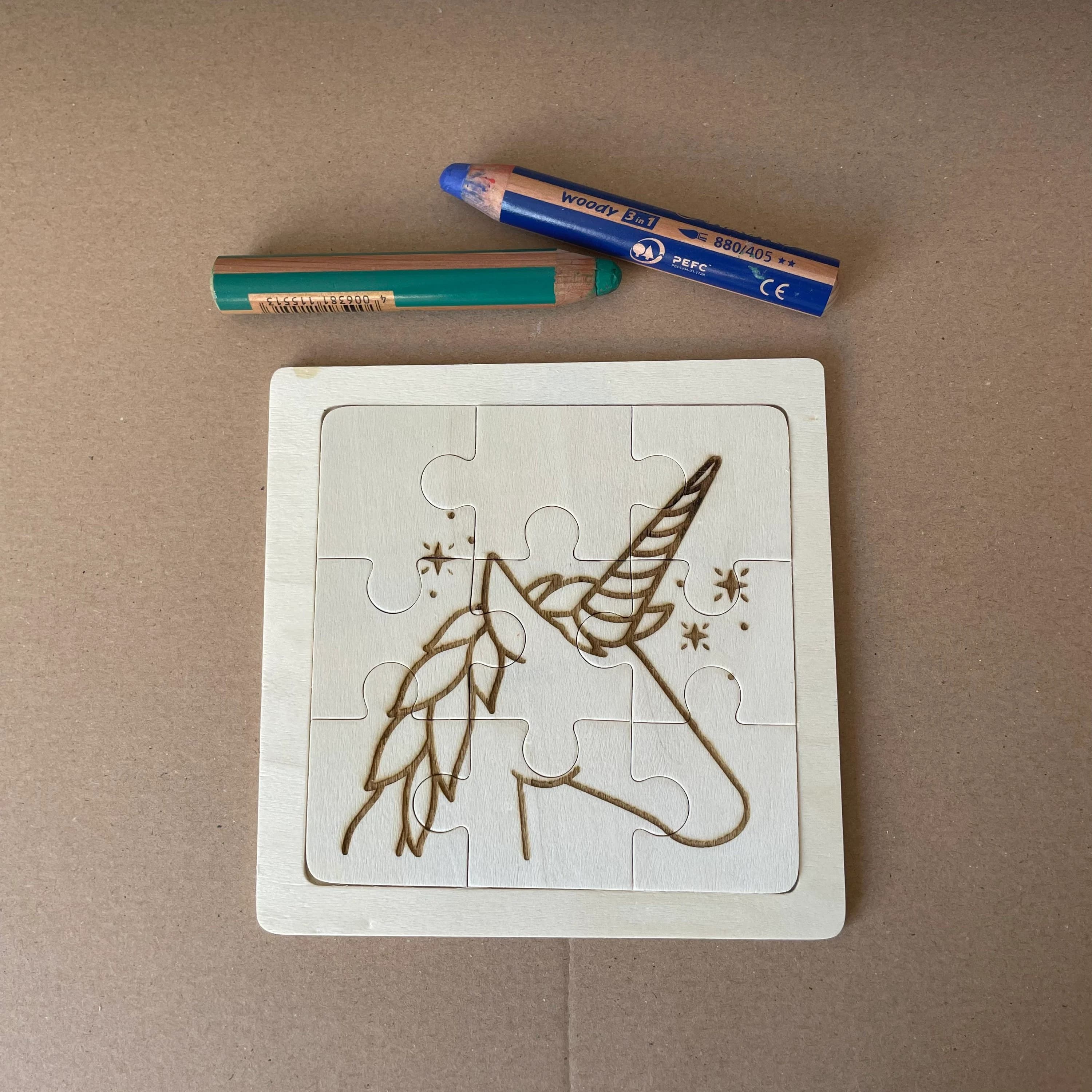 Personalisiertes Puzzle mit Name graviert - Geschenk für Kinder - Mädchen und Jungen - deko Kinderzimmer - Einhorn Regenbogen Dino bemalen - image 3