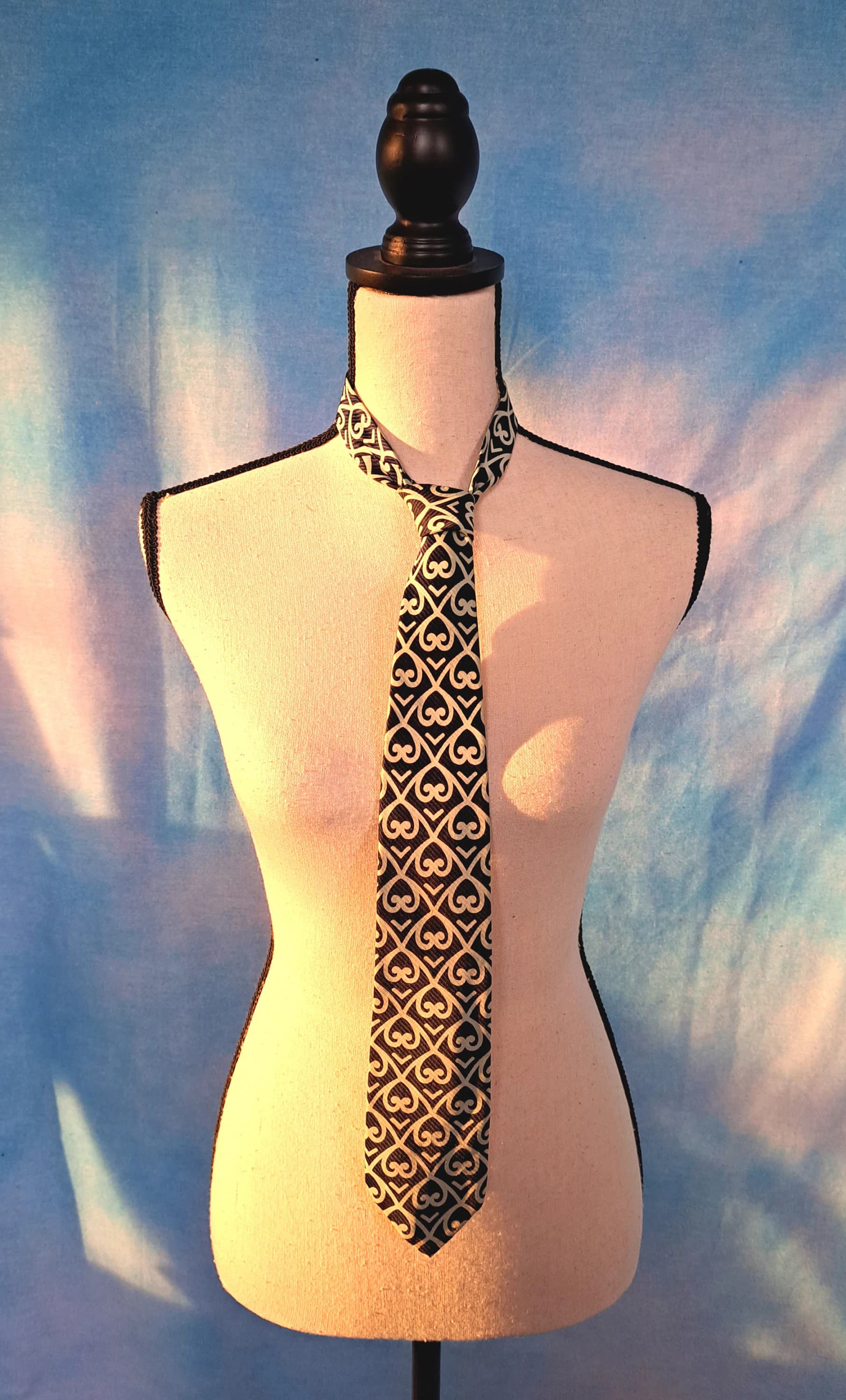 Vintage 60s or 70s Deep Midnight Blue Ribbed Silk Tie with White Scrollwork Diamond Lattice Screen Printing/Ugucas, V del Tritone 146 - ROMA