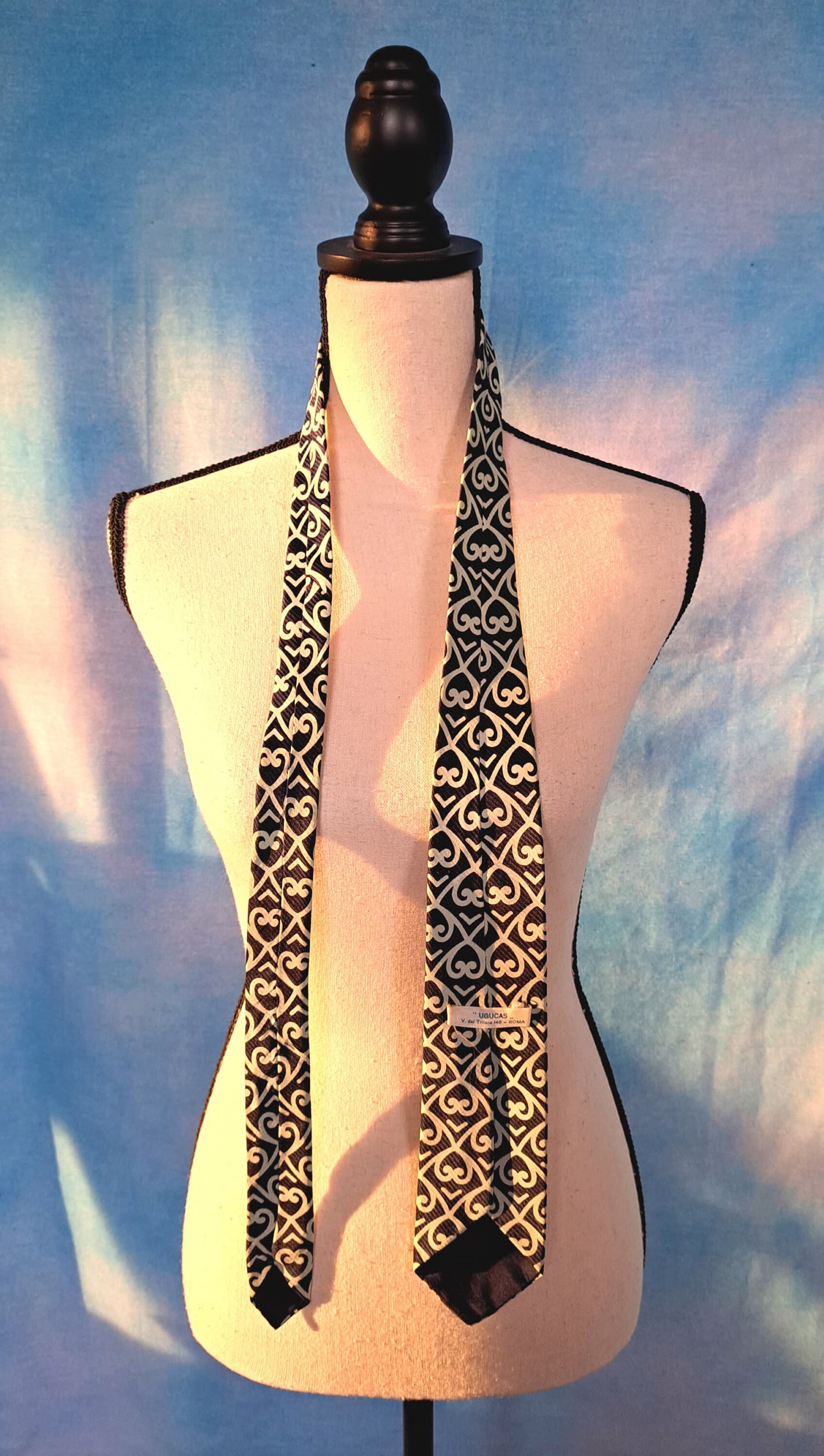 Vintage 60s or 70s Deep Midnight Blue Ribbed Silk Tie with White Scrollwork Diamond Lattice Screen Printing/Ugucas, V del Tritone 146 - ROMA - image 3