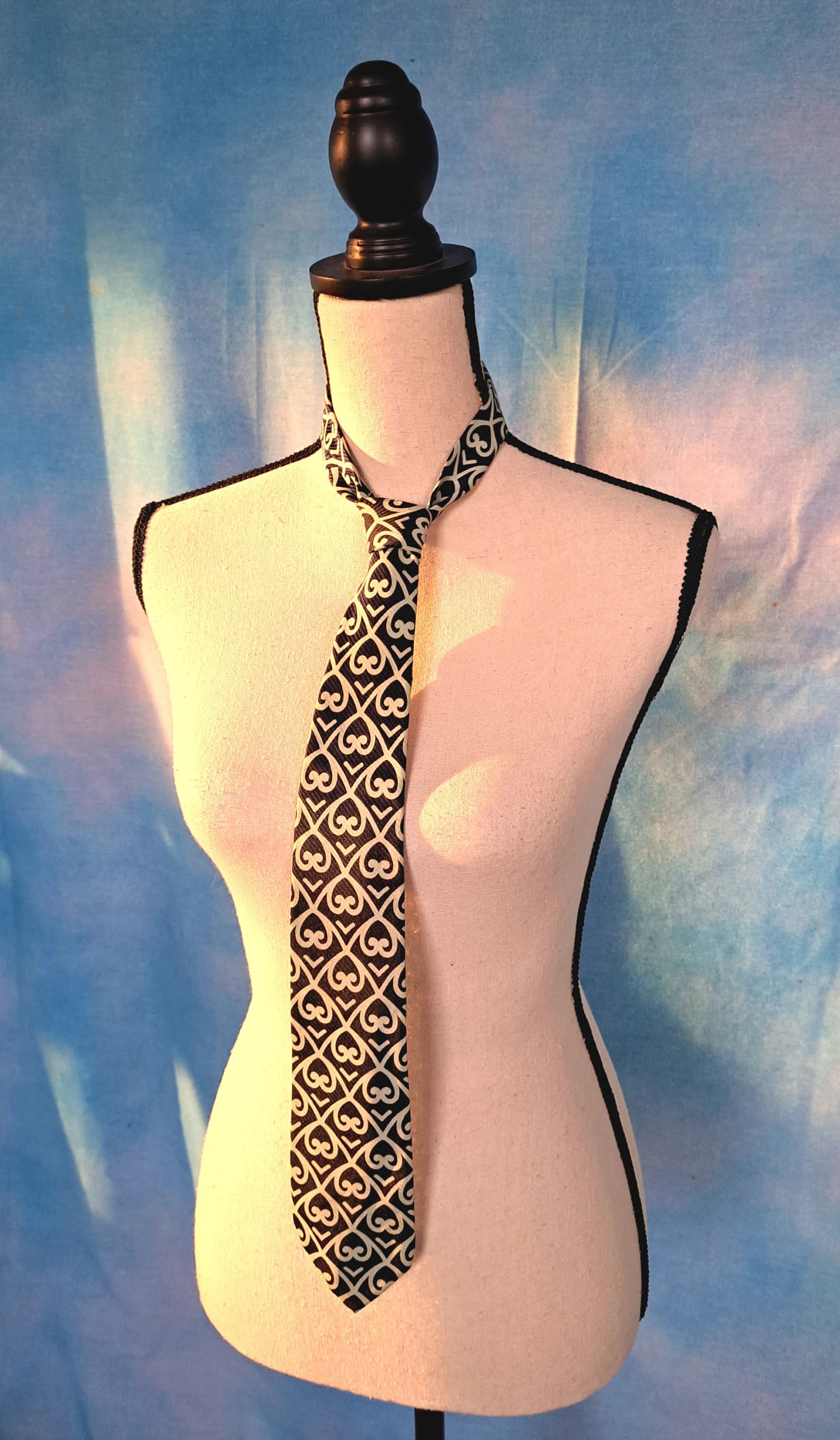Vintage 60s or 70s Deep Midnight Blue Ribbed Silk Tie with White Scrollwork Diamond Lattice Screen Printing/Ugucas, V del Tritone 146 - ROMA - image 5