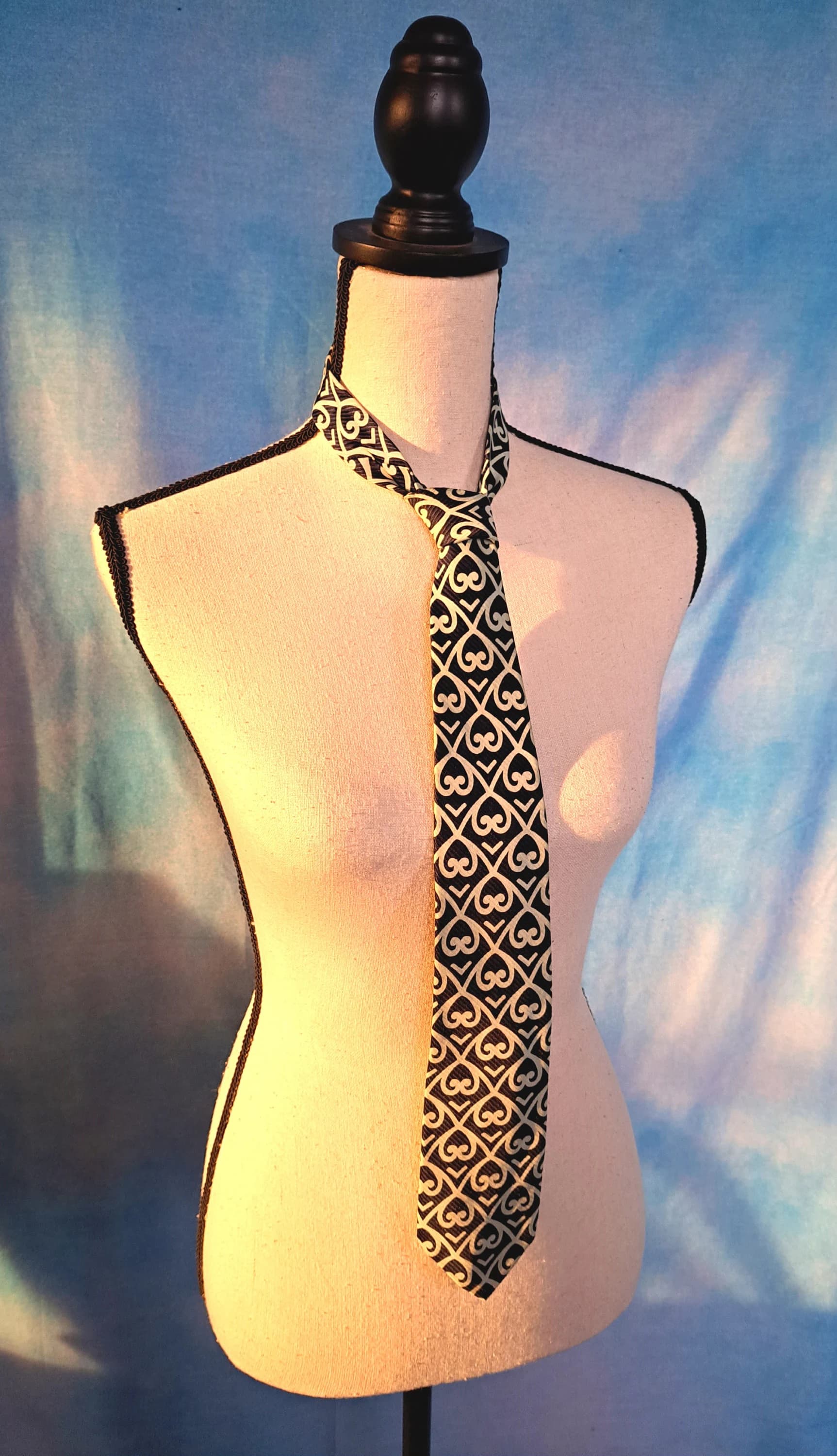 Vintage 60s or 70s Deep Midnight Blue Ribbed Silk Tie with White Scrollwork Diamond Lattice Screen Printing/Ugucas, V del Tritone 146 - ROMA - image 4
