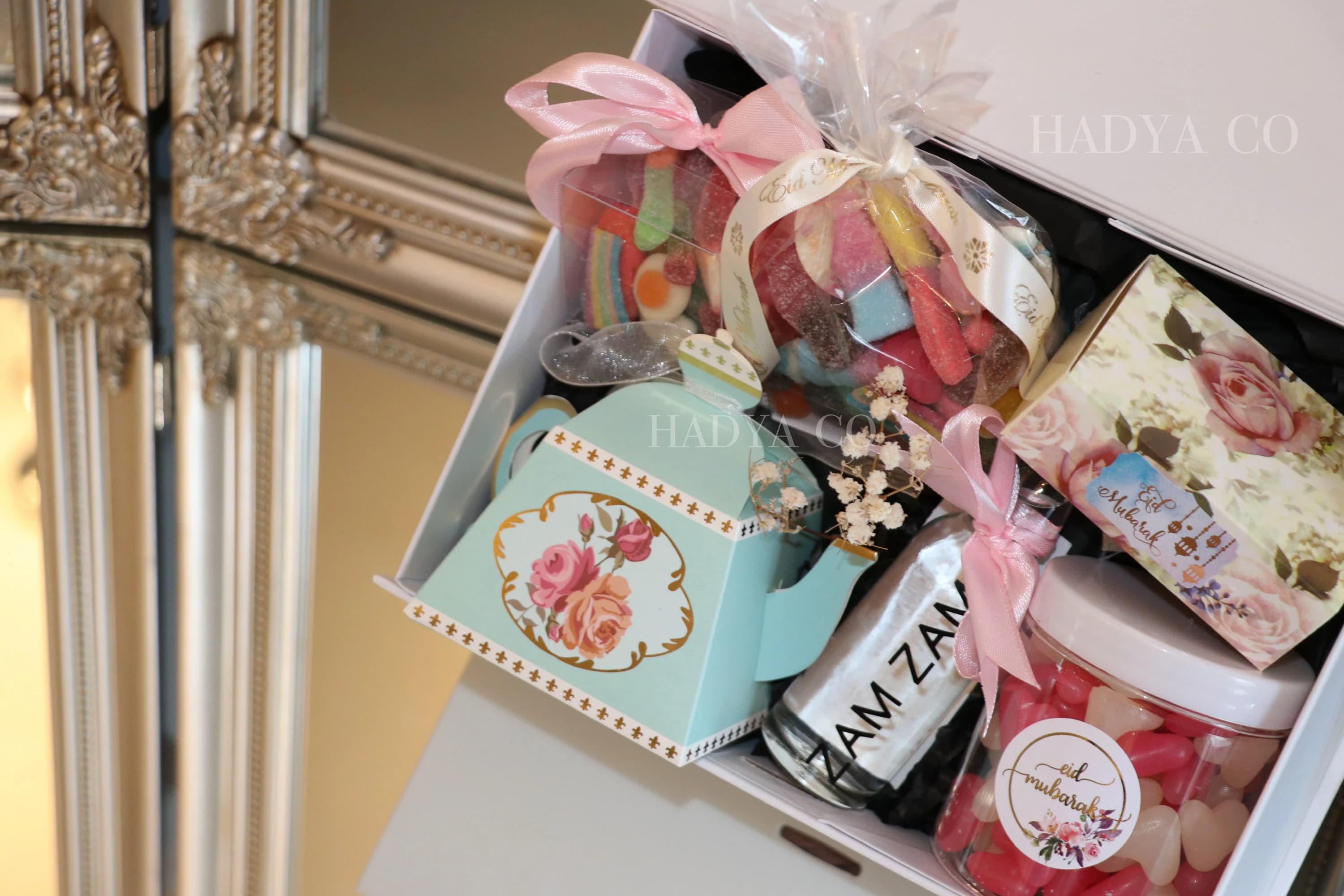 Vintage Hamper Gift Box - Perfect Gift Ramadan | Eid | Birthday |Bridesmaids | Nikkah |Wedding | Mothers Day | New Mum Gifts - image 3