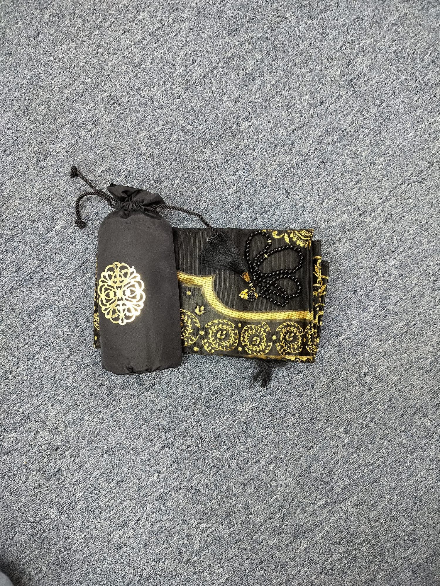 Prayer Mat with prayer beads in pouch - image 3